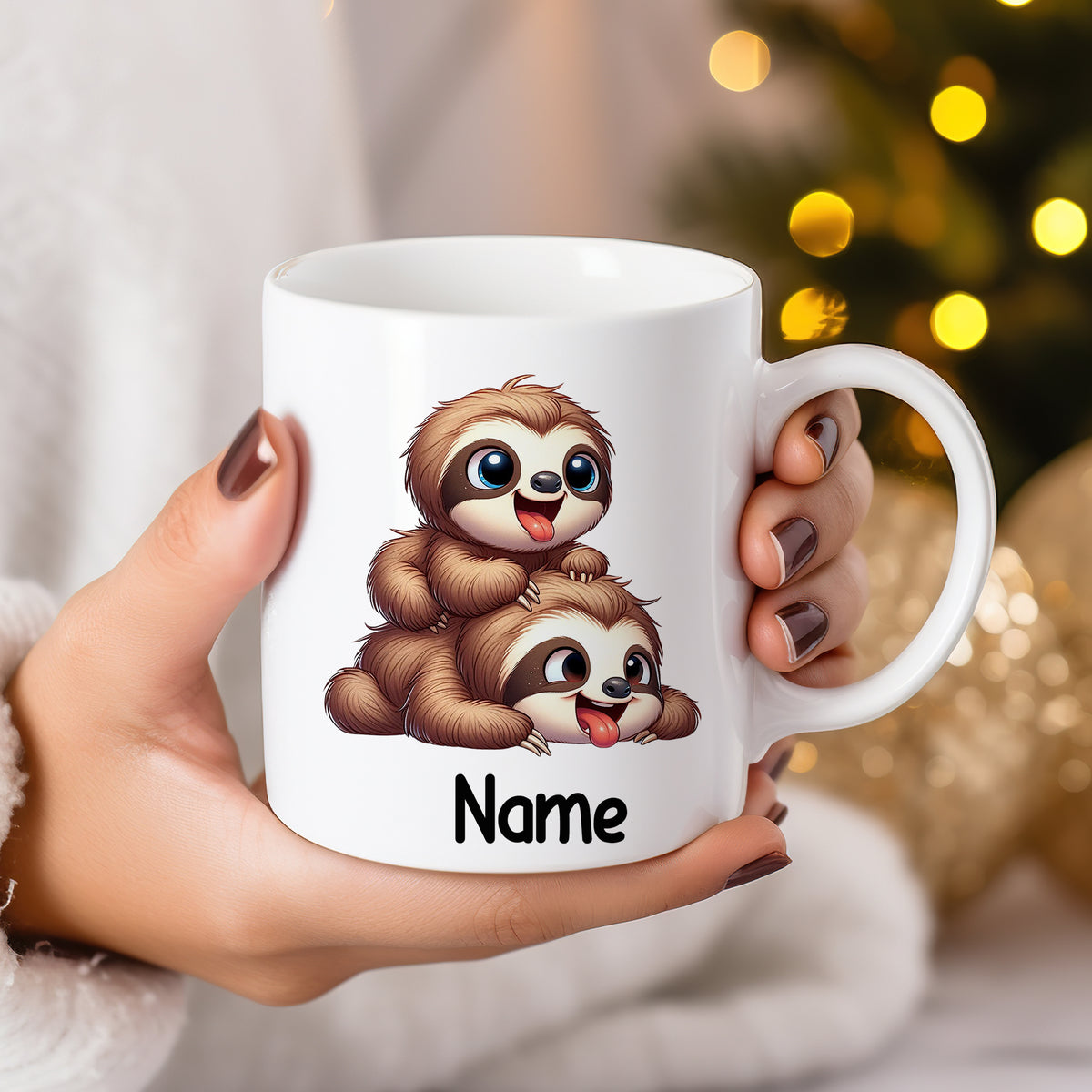 Weiße Tasse mit zwei niedlichen Faultieren und personalisiertem Namen.
