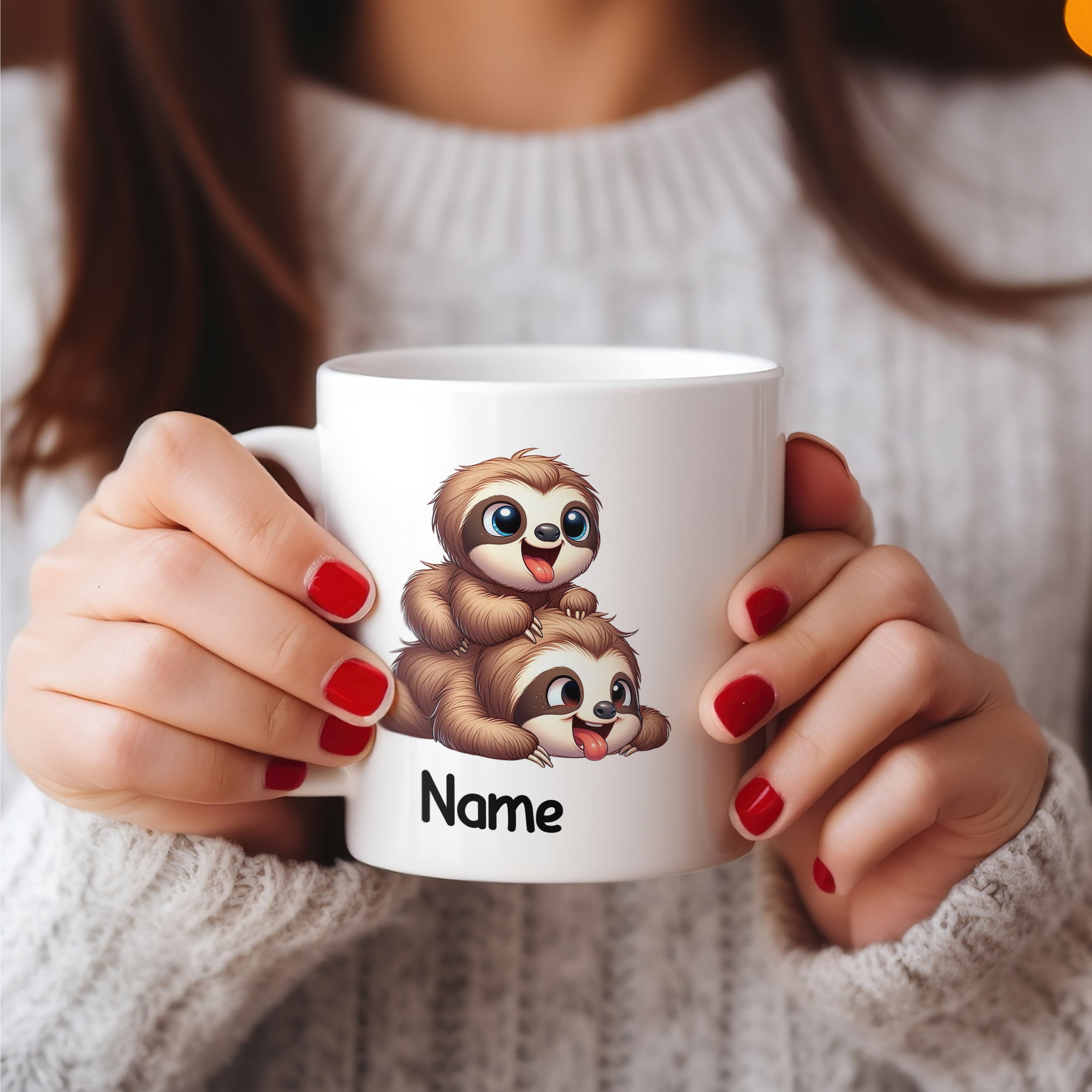 Weißer Becher mit zwei niedlichen Faultieren und Namen.