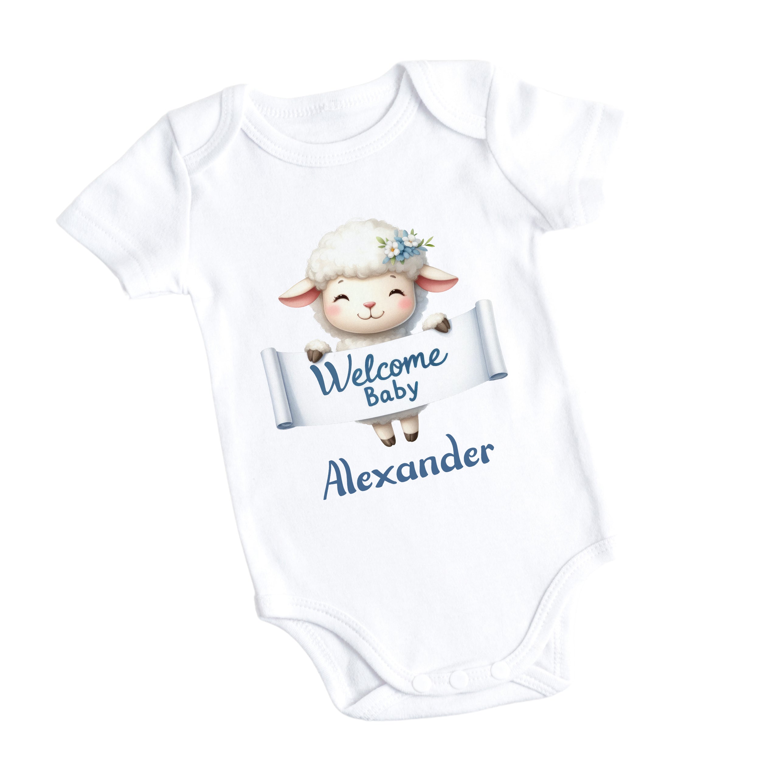 Weißer Babybody mit Schaf-Motiv und „Welcome Baby Alexander“-Aufdruck.