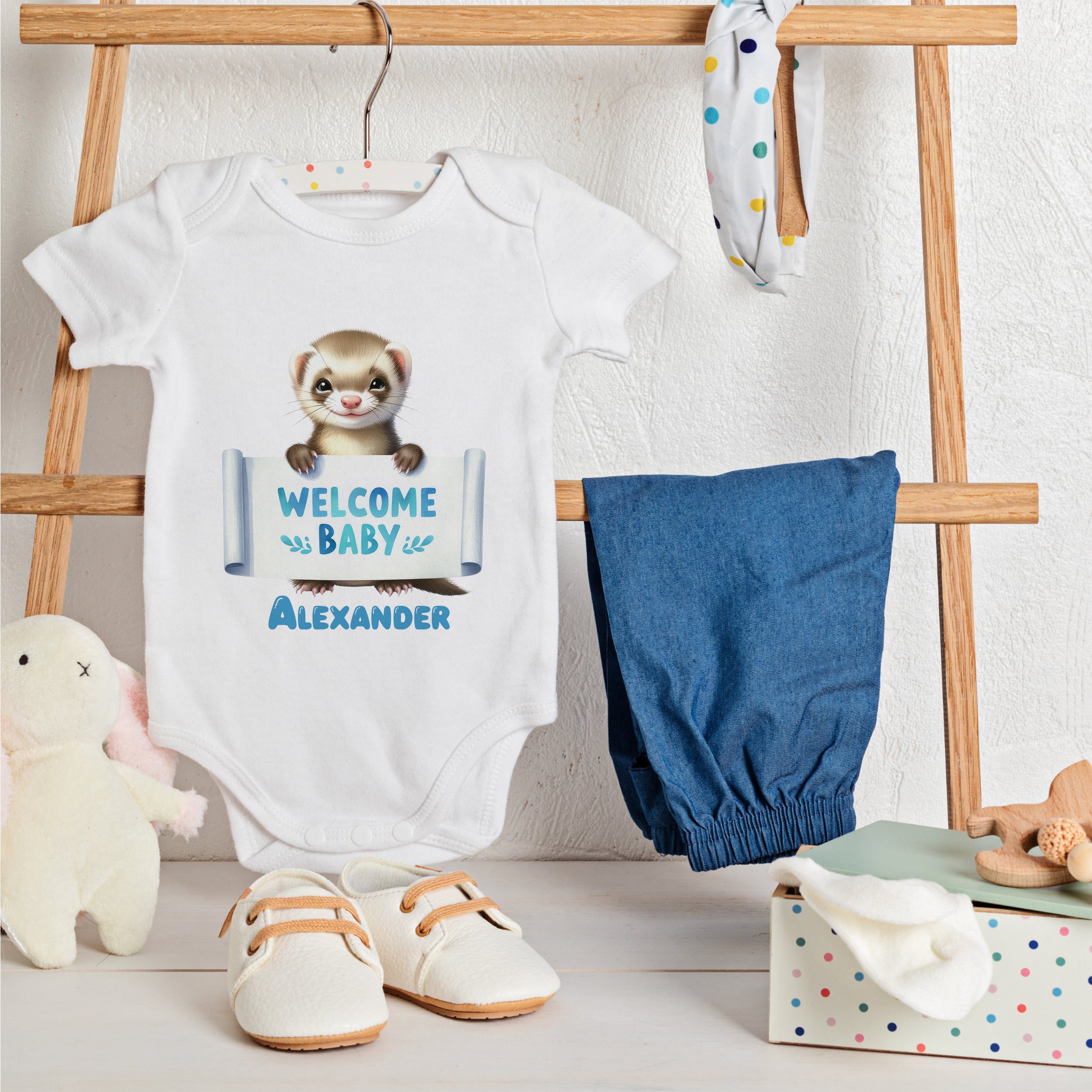 Weißes Babybody mit Faultier-Motiv und blauem Text.
