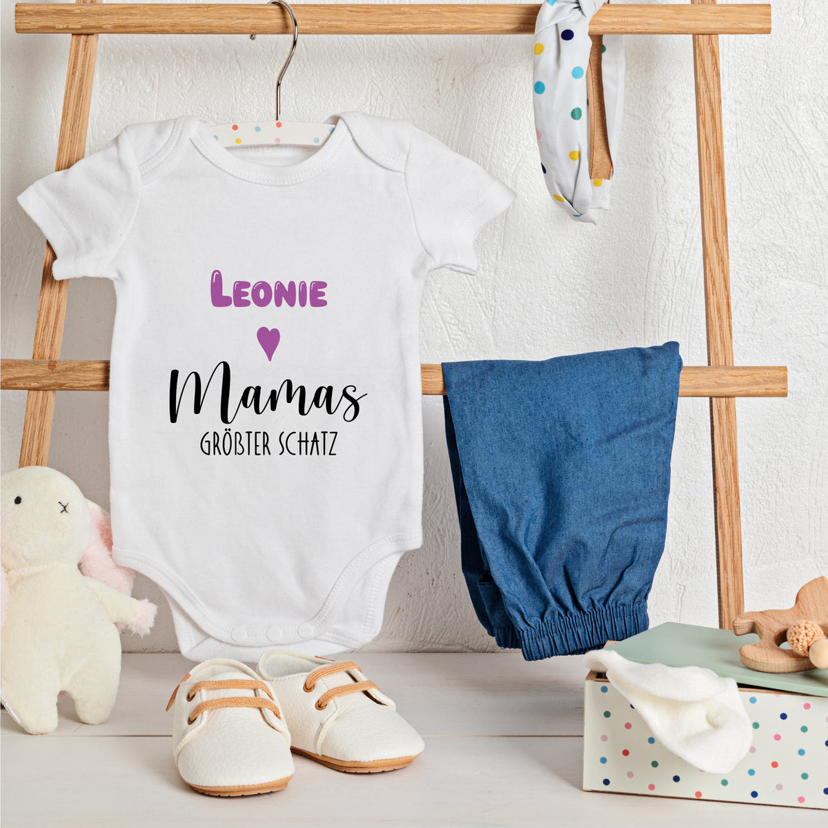 Weißes Babybody mit lila Schriftzug "Leonnie ♥ Mamas größter Schatz".