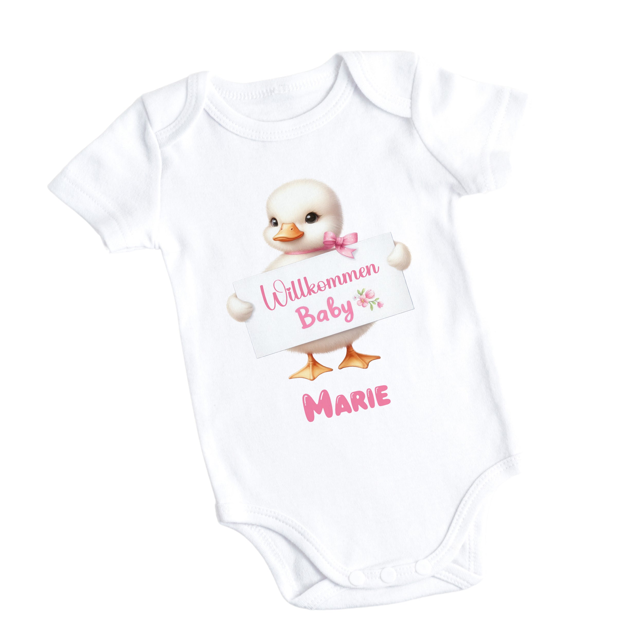Weißes Baby-Body mit Entenmotiv und Willkommensschriftzug.