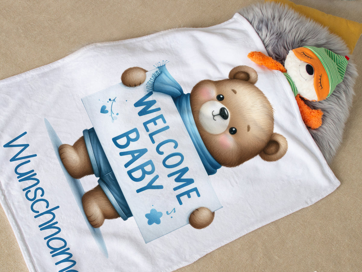 Babydecke mit niedlichem Bären und blauem Text.