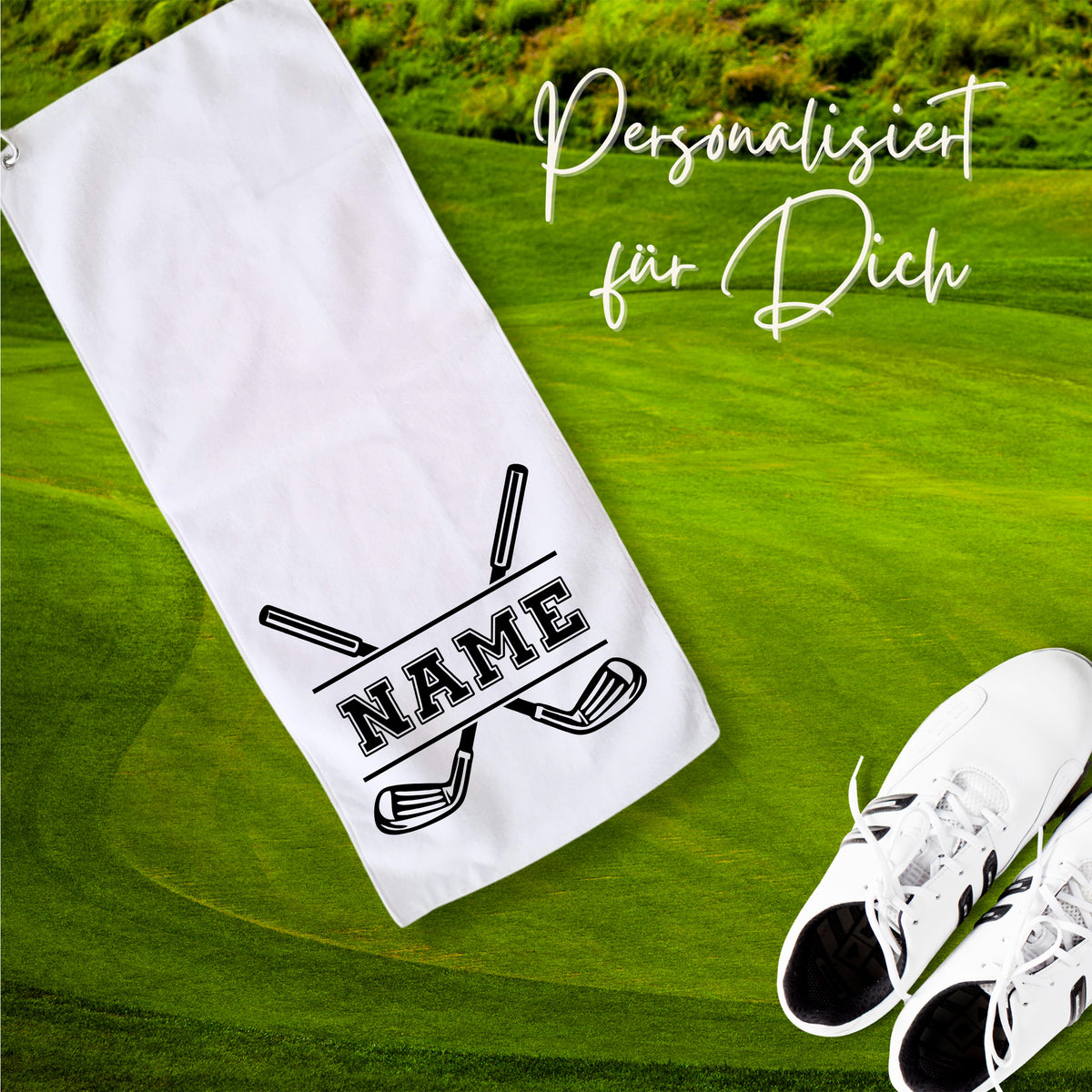 Weißes Golfhandtuch mit personalisierbarem Namen und Golfschlägern.
