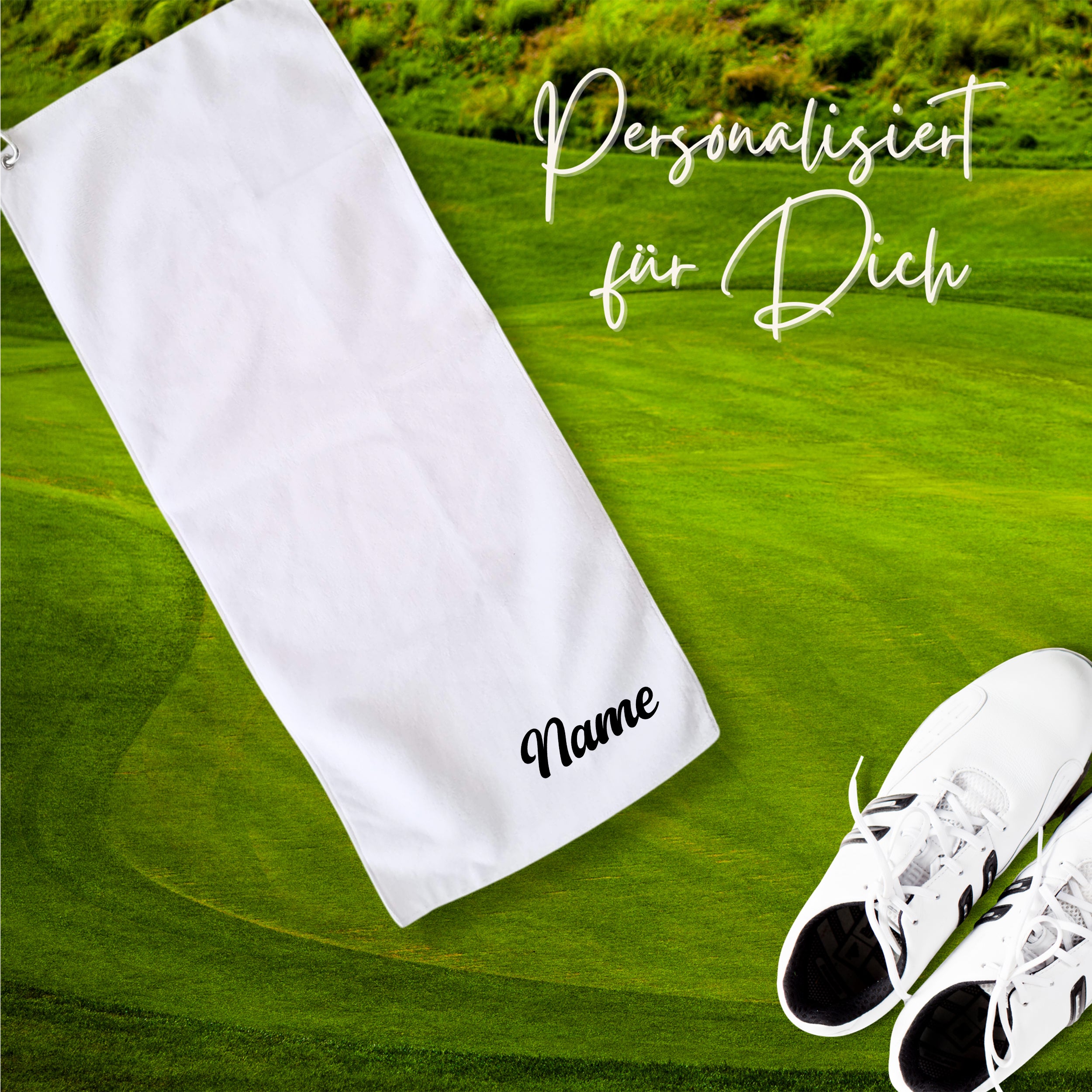 Weißes Handtuch mit personalisierbarem Namen und Golfschuhen.