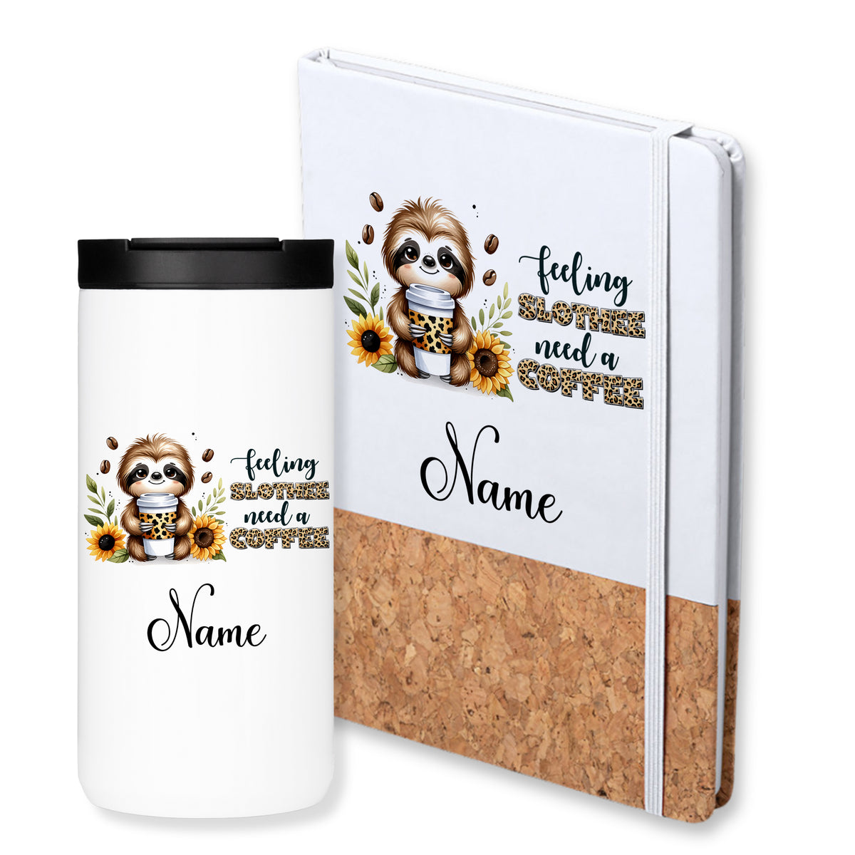 Weißer Becher und Notizbuch mit Faultier-Motiv.