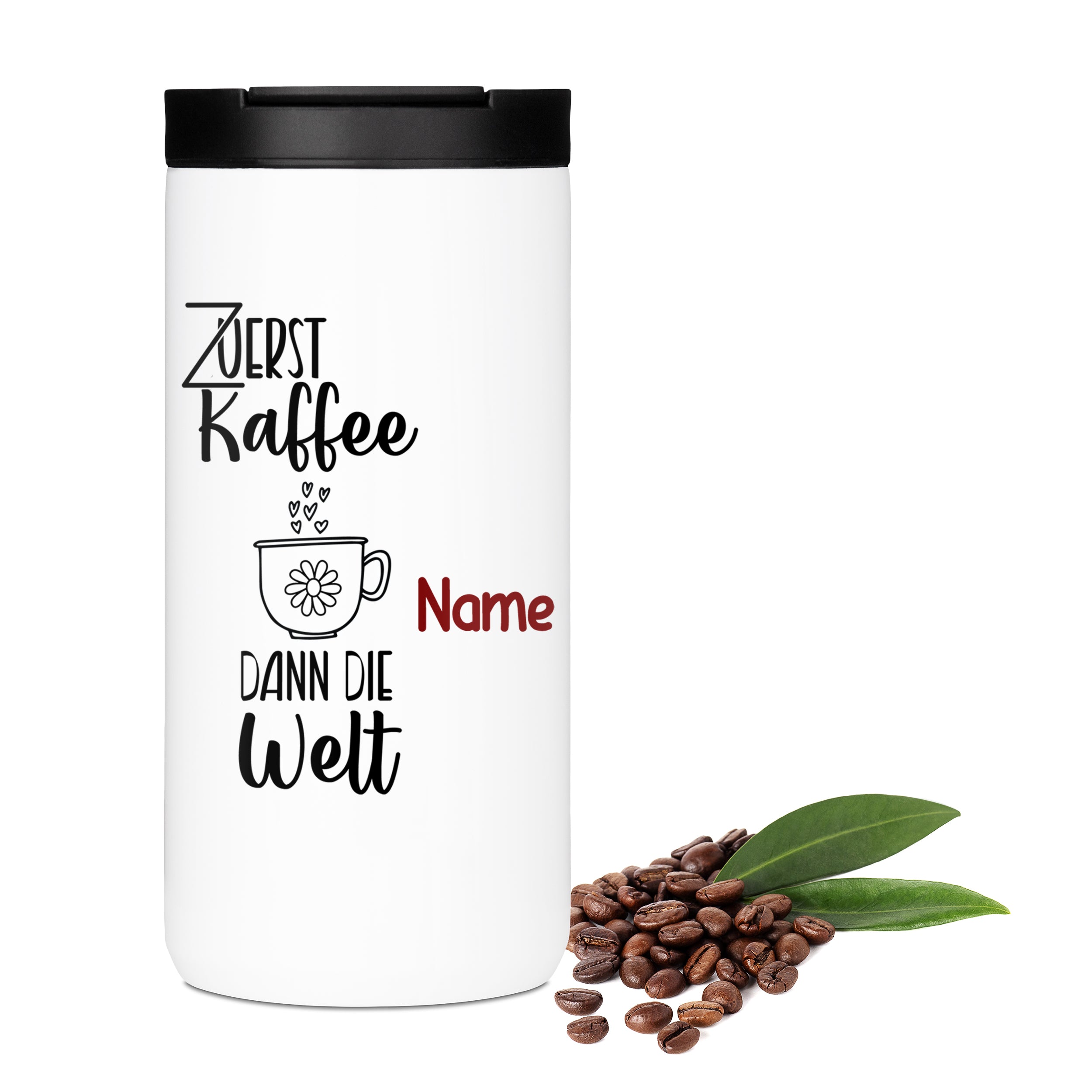 Weißer Kaffeebecher mit Aufschrift und Kaffeebohnen.