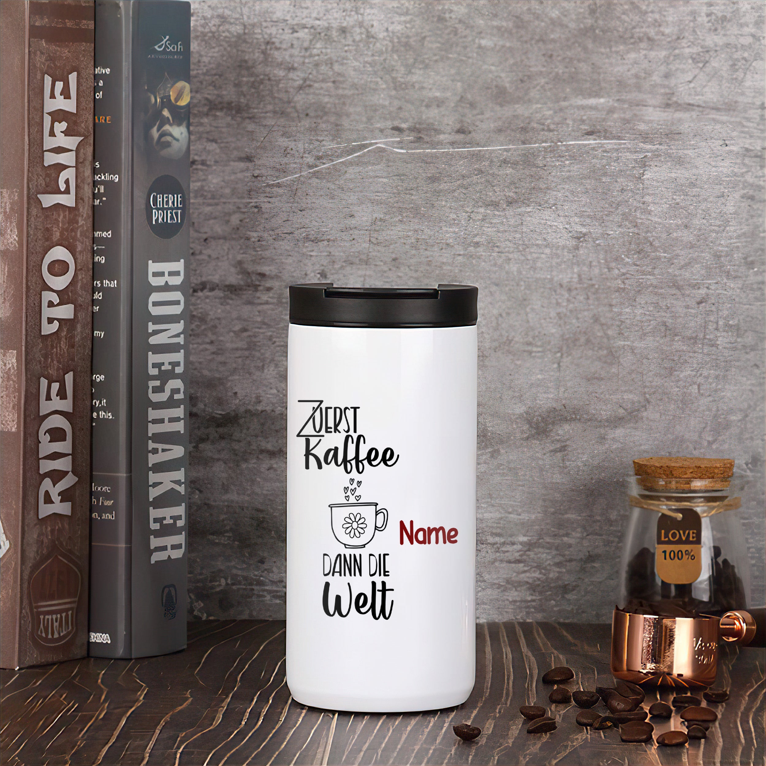 Weißer Kaffeebecher mit schwarzem Deckel und personalisierbarem Text.