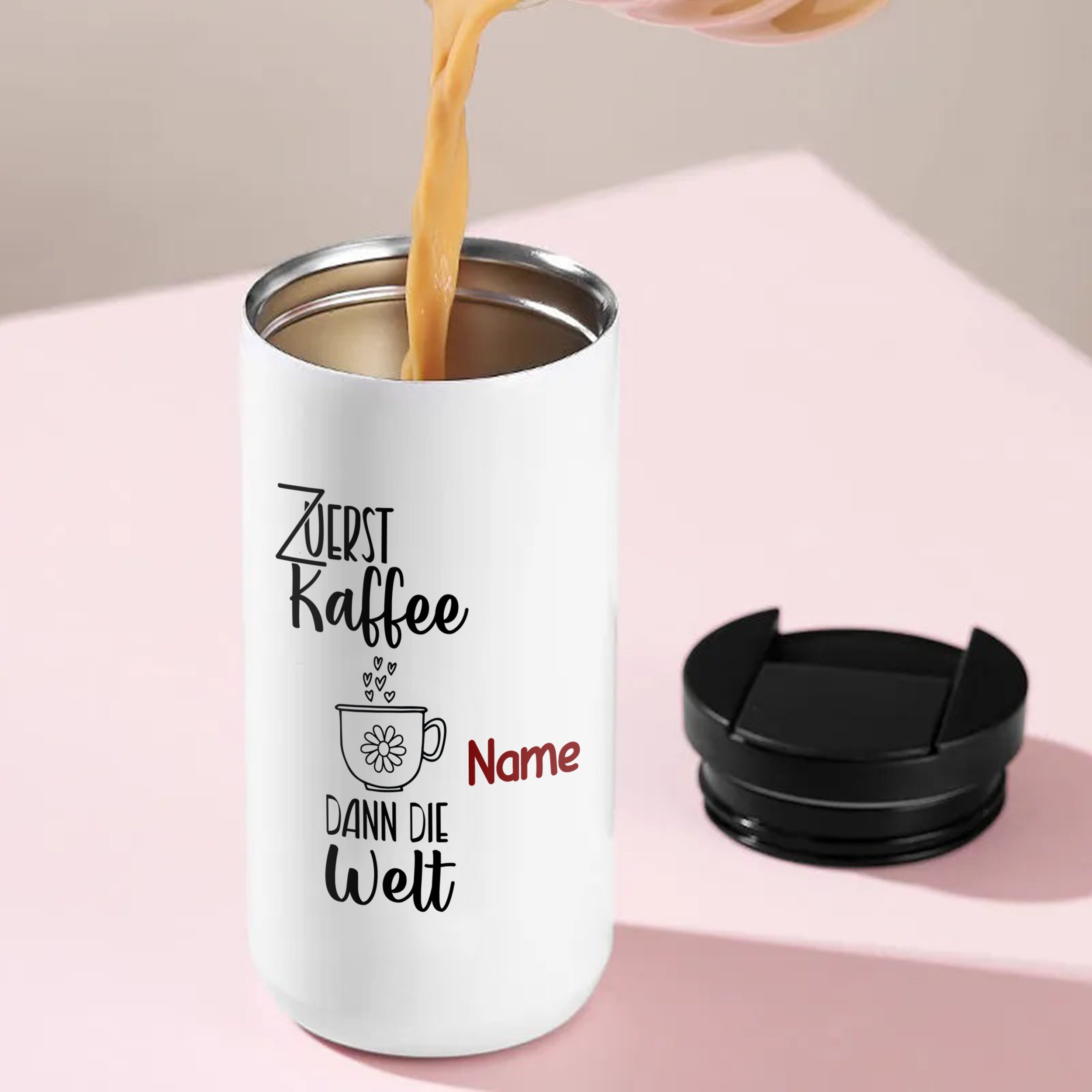 Weißer Kaffeebecher mit Aufschrift "Zuerst Kaffee, dann die Welt".