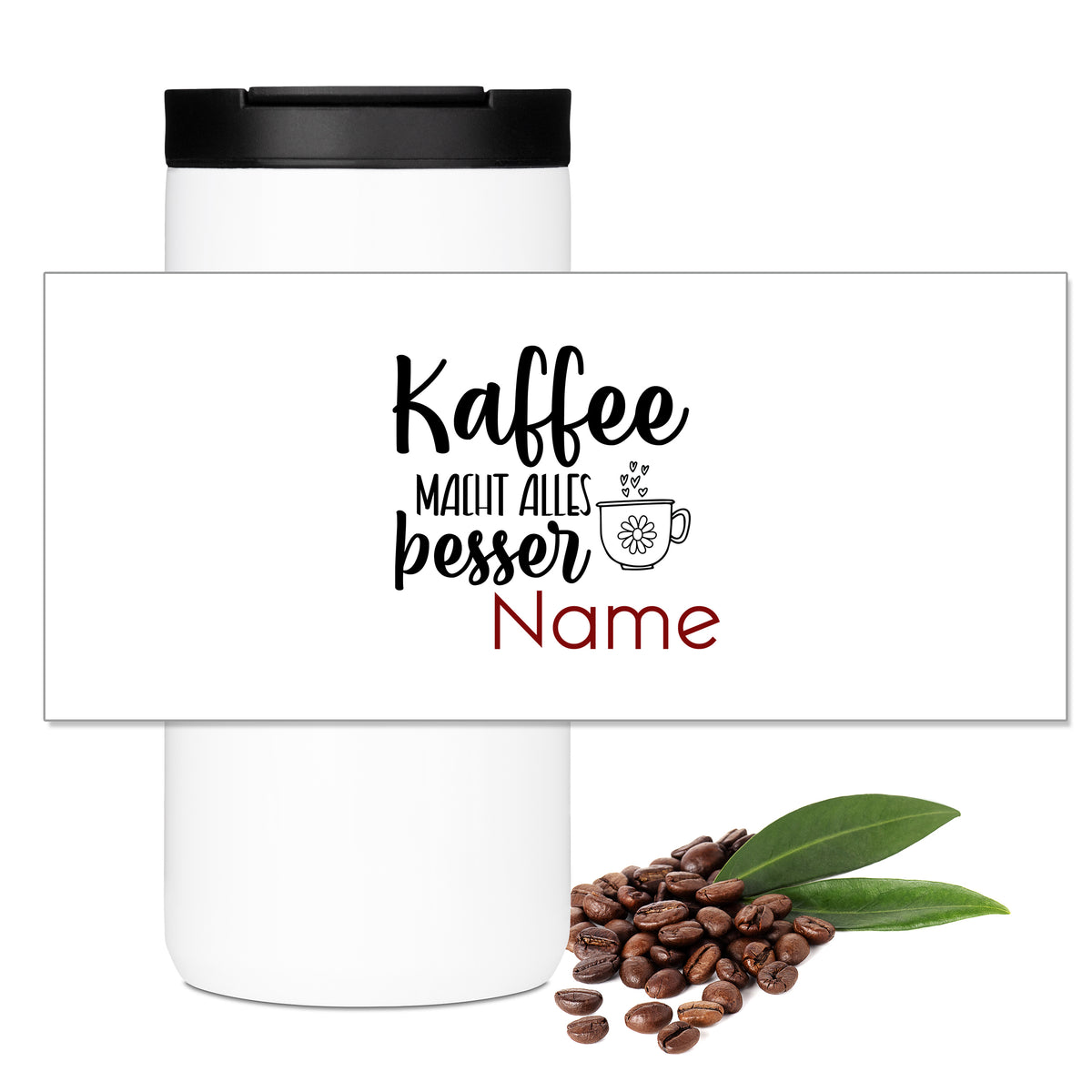 Weißer Kaffeebecher mit schwarzem Deckel und personalisiertem Text.