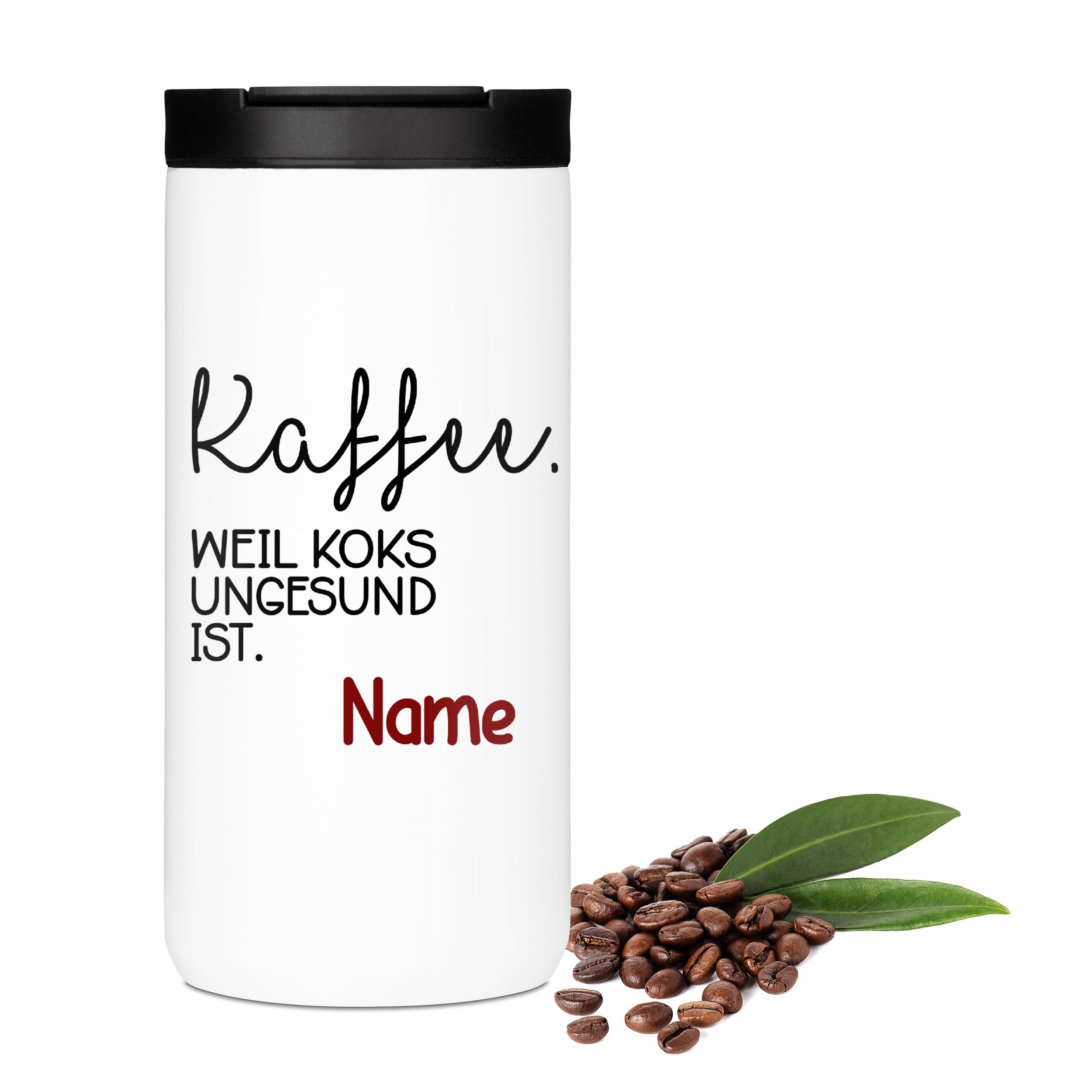 Weißer Kaffeebecher mit schwarzem Deckel und Spruch.