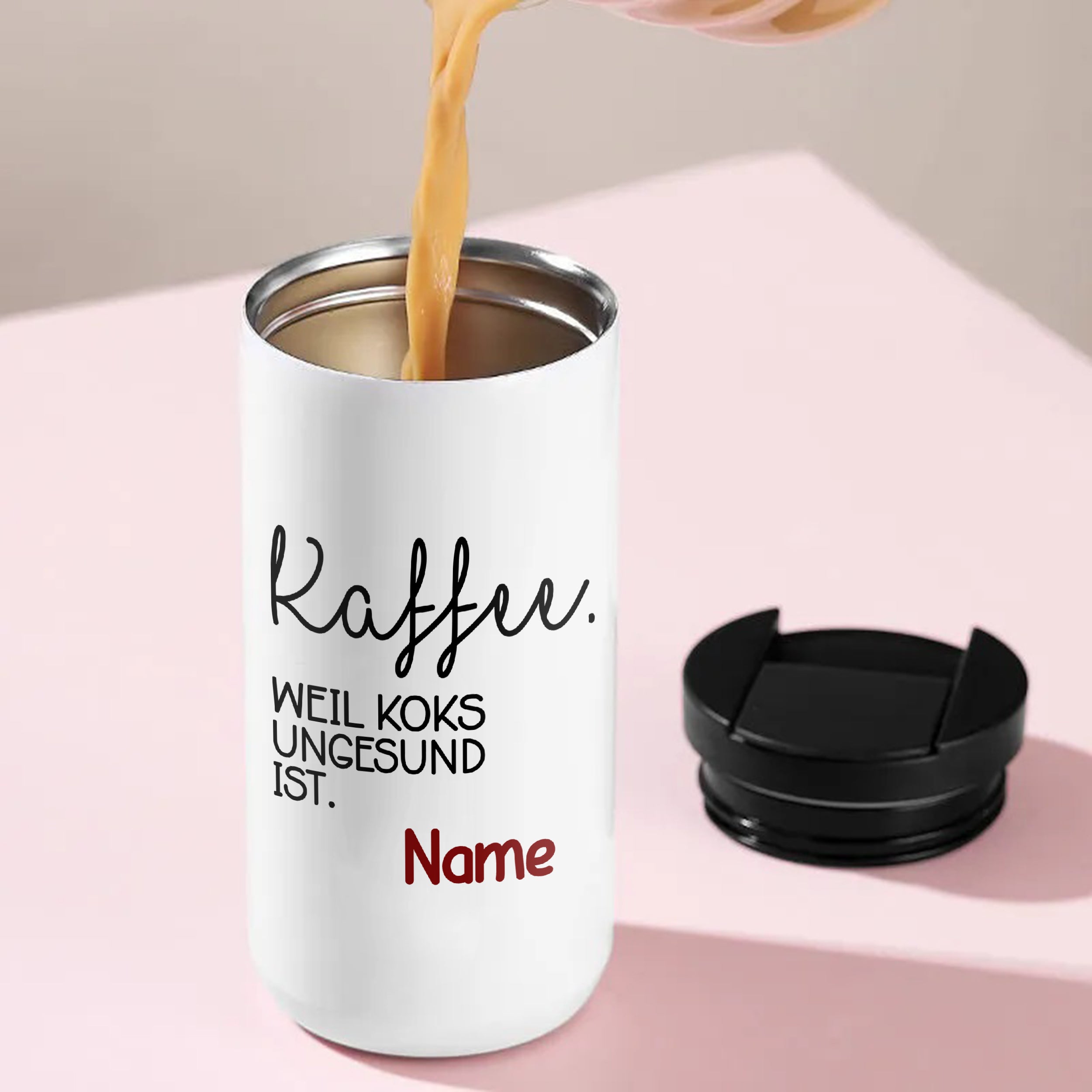 Weißer Kaffeebecher mit schwarzem Text und personalisierbarem Namen.