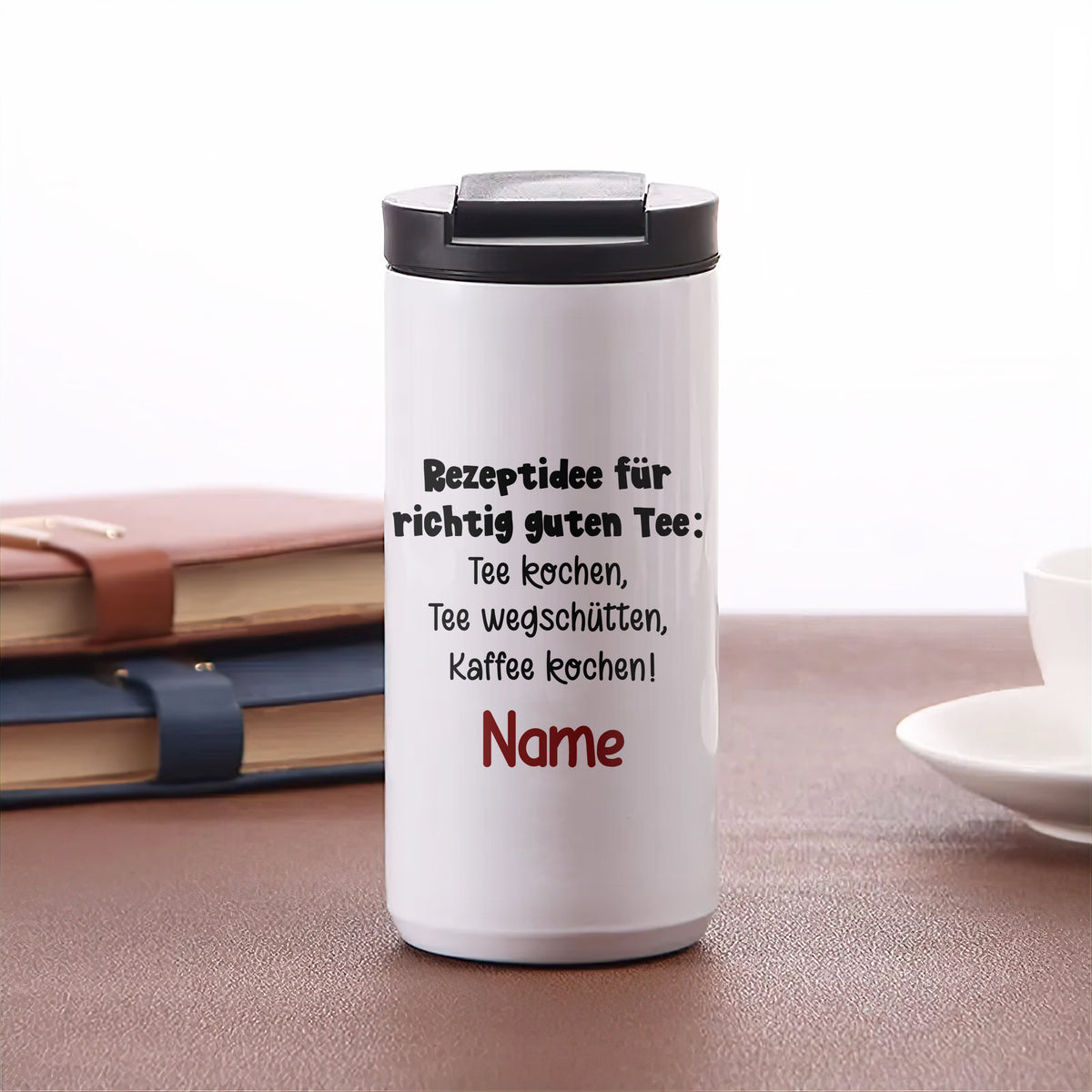 Weißer Thermobecher mit Tee-Rezeptideen und personalisierbarem Namen.