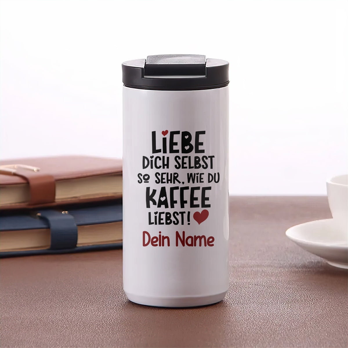 Weißer Kaffeebecher mit schwarzem Text und rotem Herz.