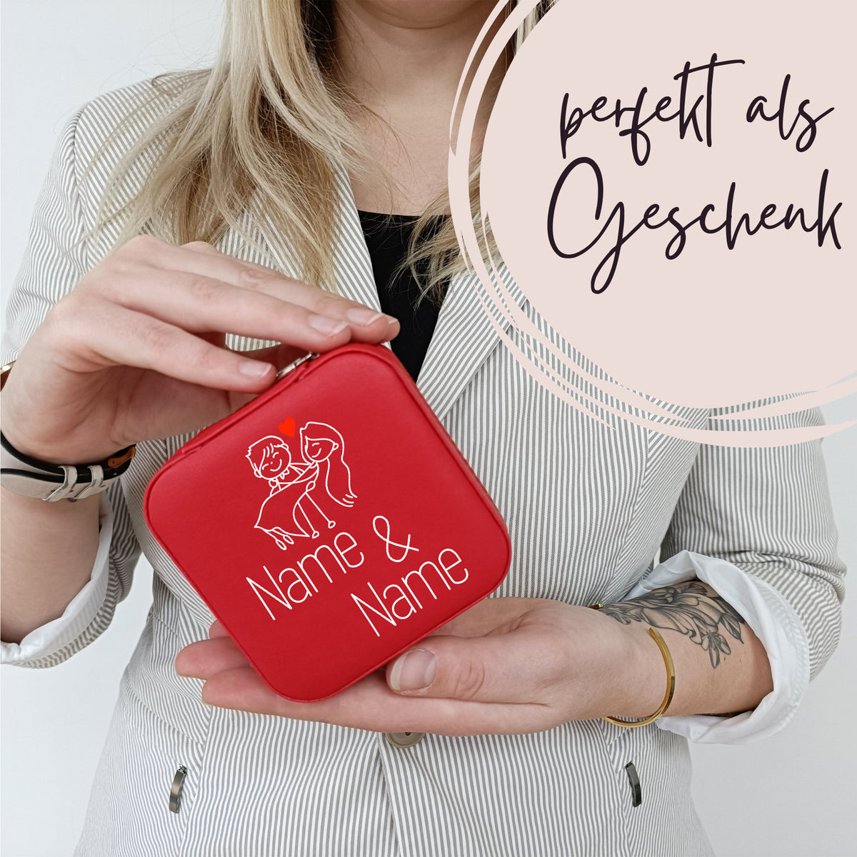 Rote personalisierte Geschenkbox mit Namen und Illustration.