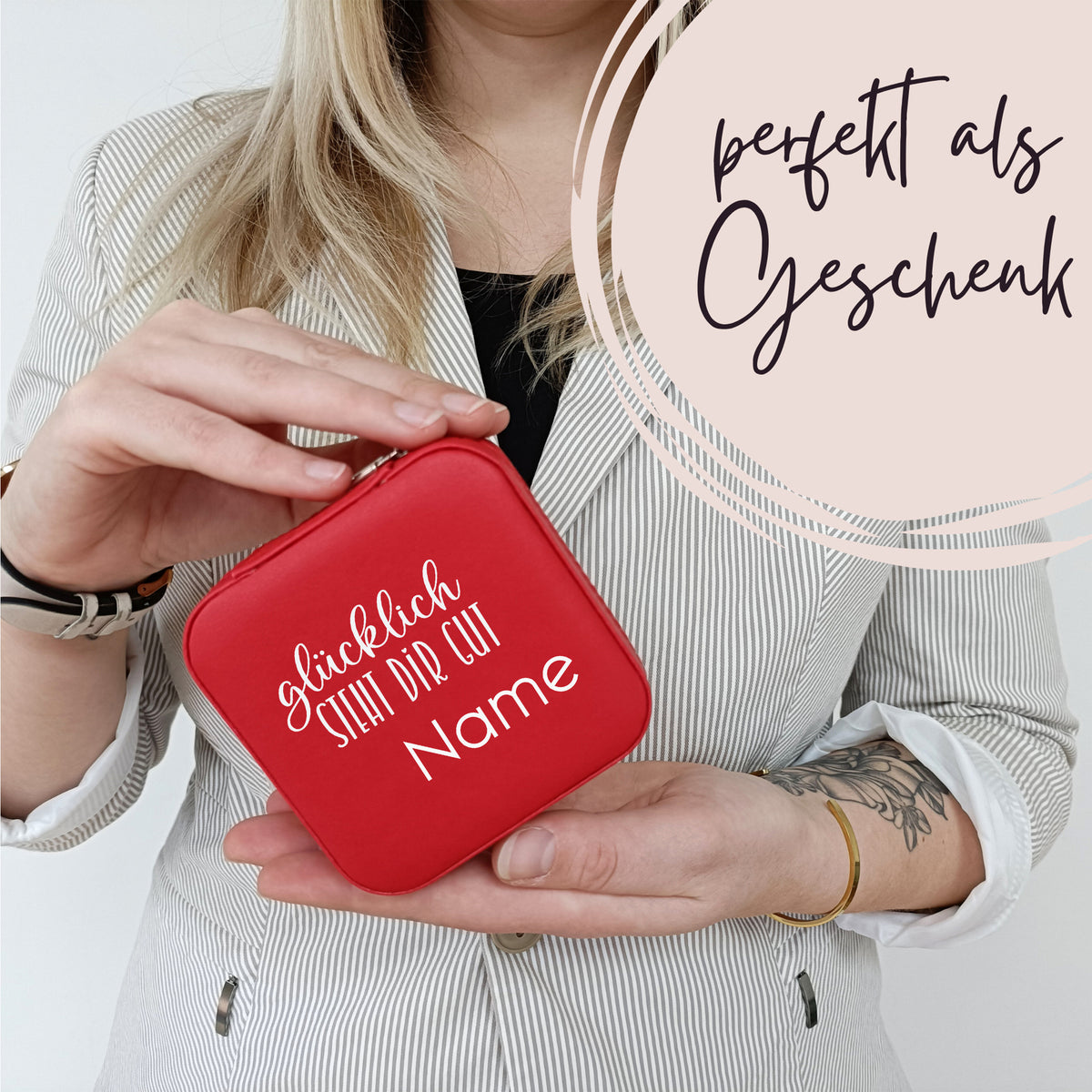 Rote Geschenkbox mit personalisierter Aufschrift „glücklich stellt dir die“.
