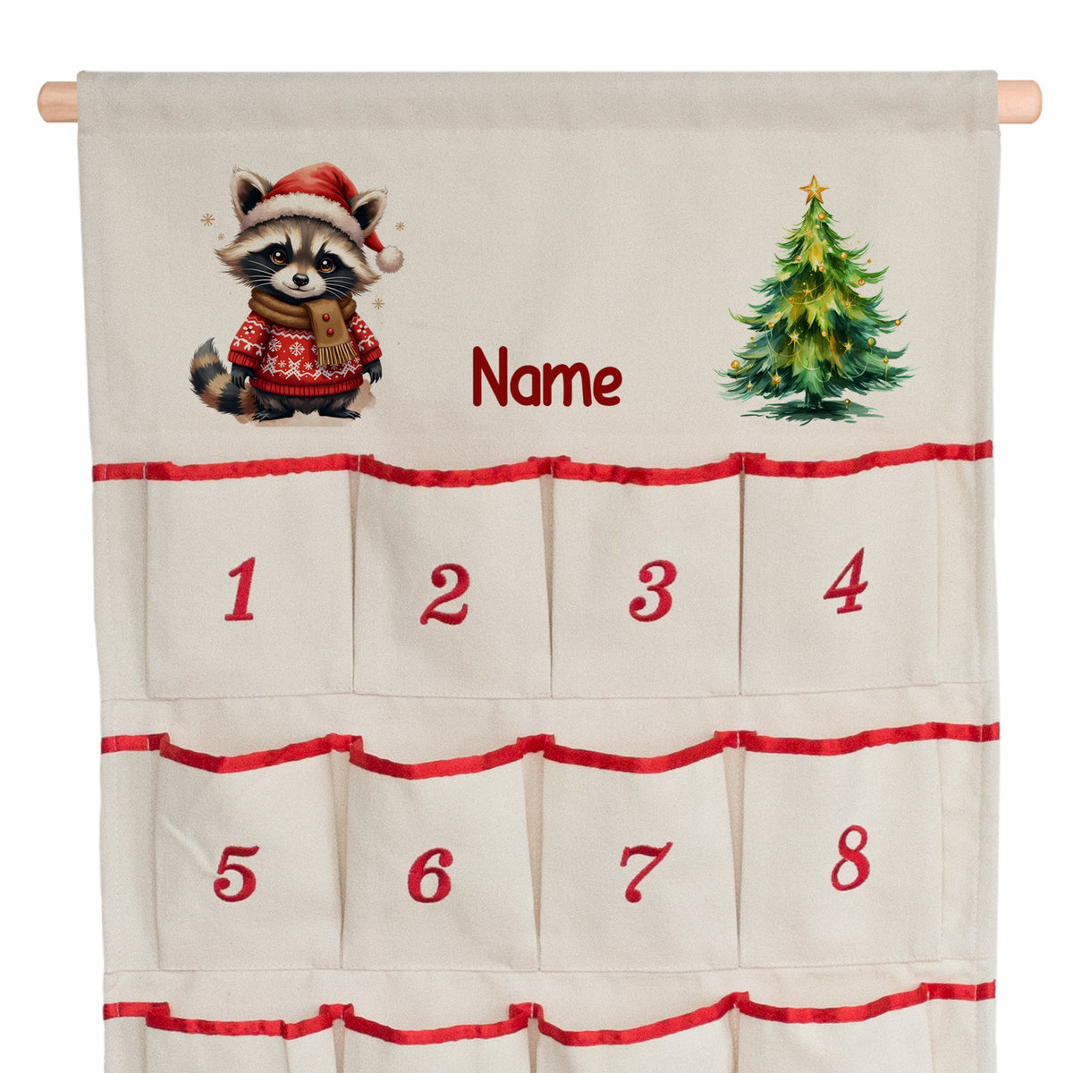 Adventskalender mit Waschbär, grünem Baum und roten Details.