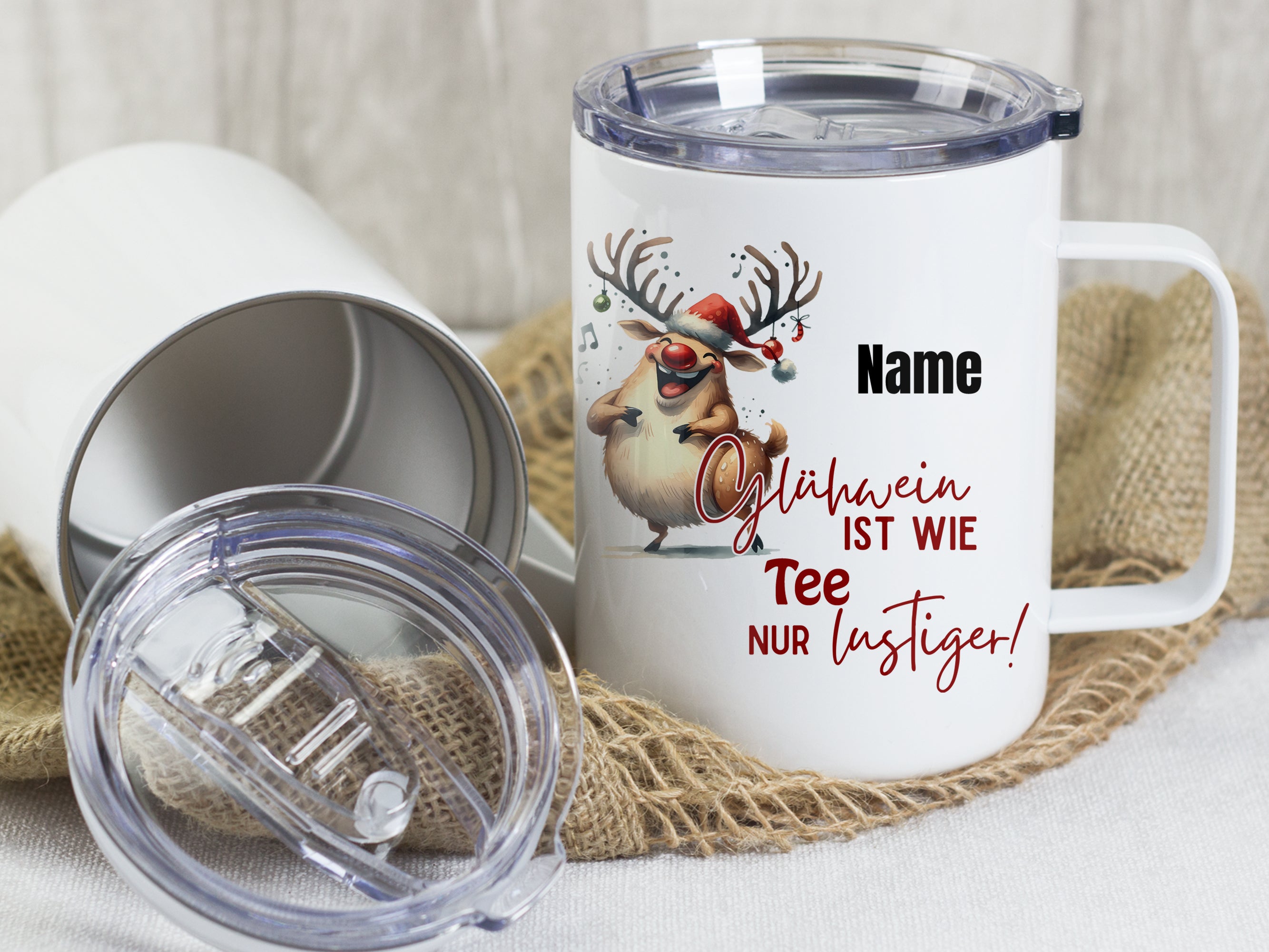 Tasse mit lustigem Weihnachtsmotiv und personalisierbarem Namen.
