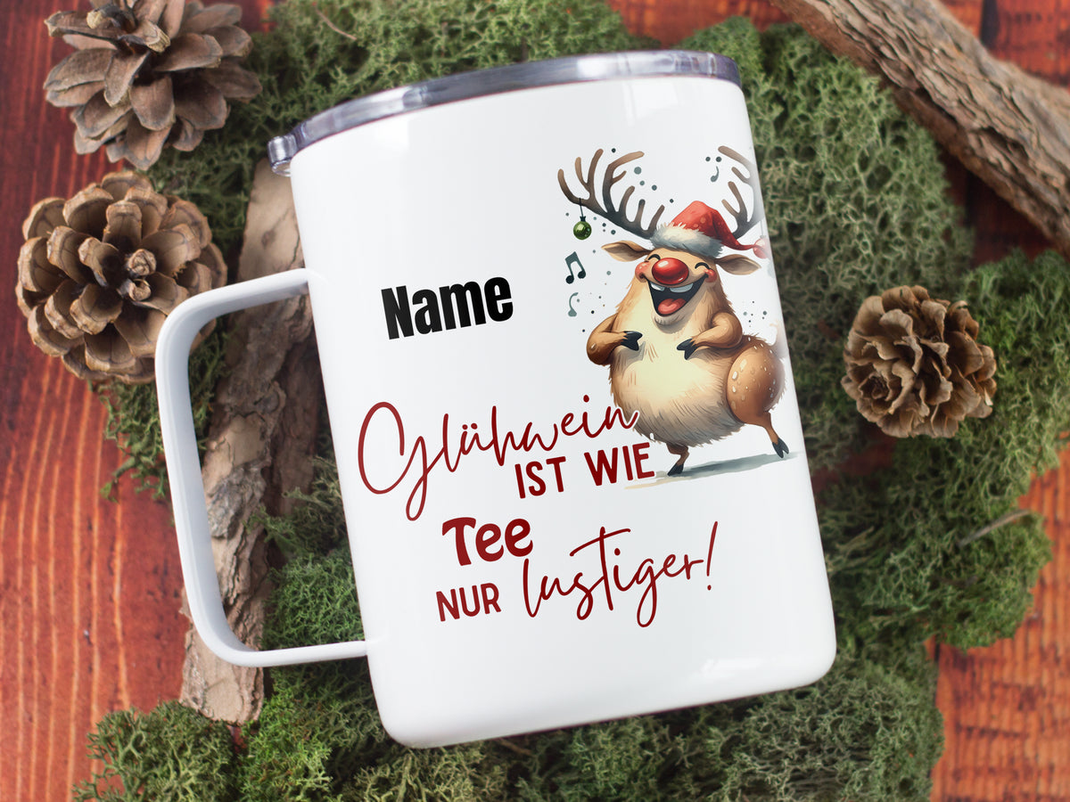 Weißer Becher mit Rentier-Motiv und rotem Text.