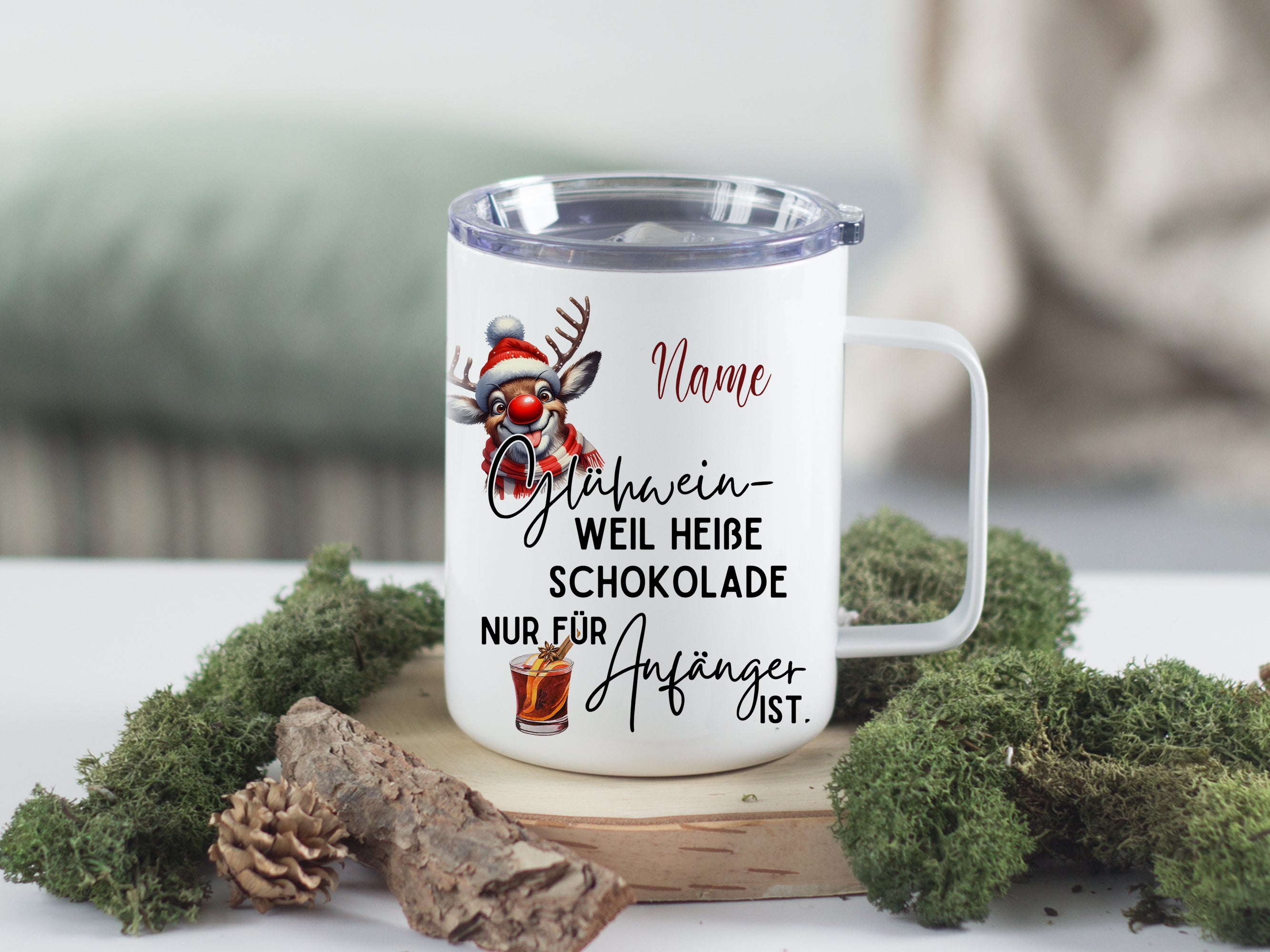 Kaffeebecher mit Weihnachtsmotiv und witzigem Text.