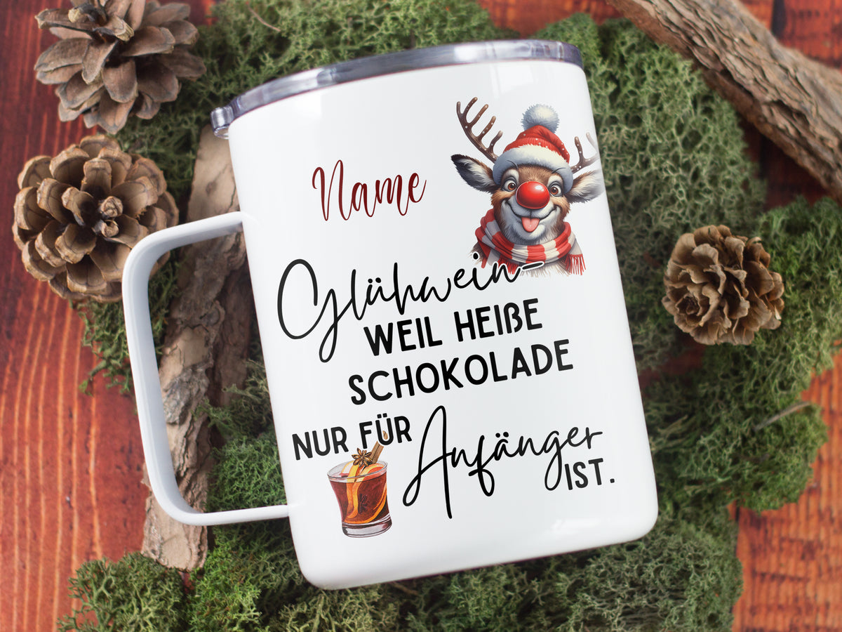 Weißer Becher mit Weihnachtsmotiv und Text über Glühwein.