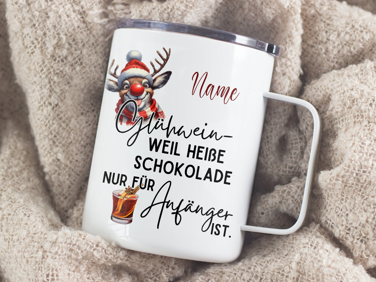 Weißer Becher mit Weihnachtsmotiv und Text über Glühwein.