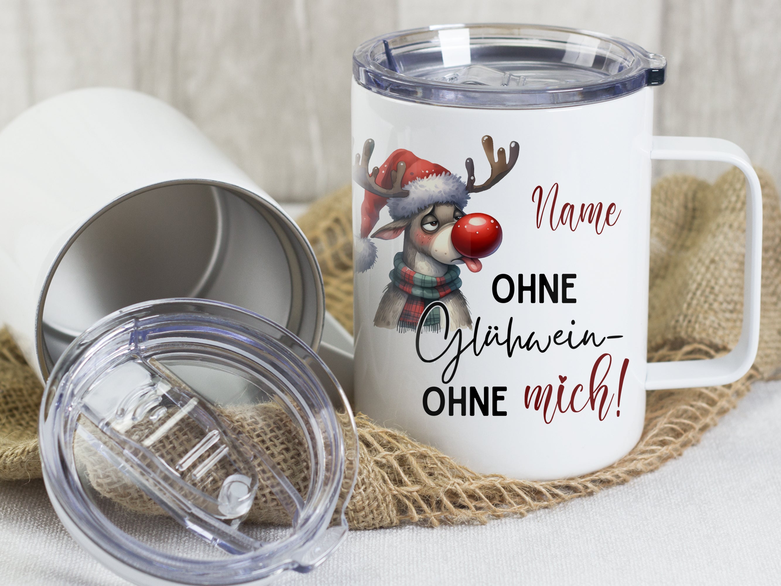 Weißer Becher mit Rentier-Motiv und roter Nase.