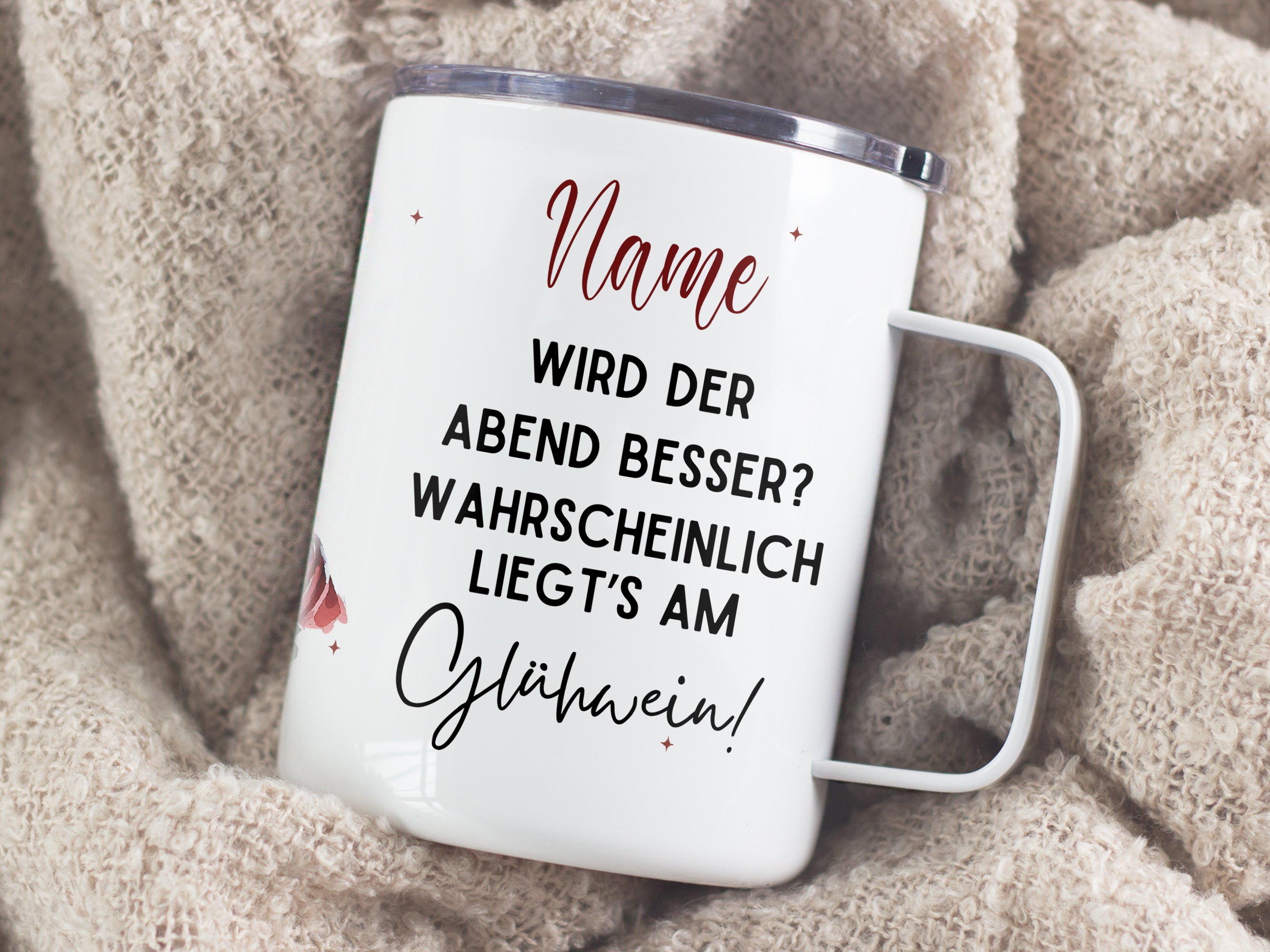 Weißer Becher mit schwarzer Schrift und rotem Dekor.