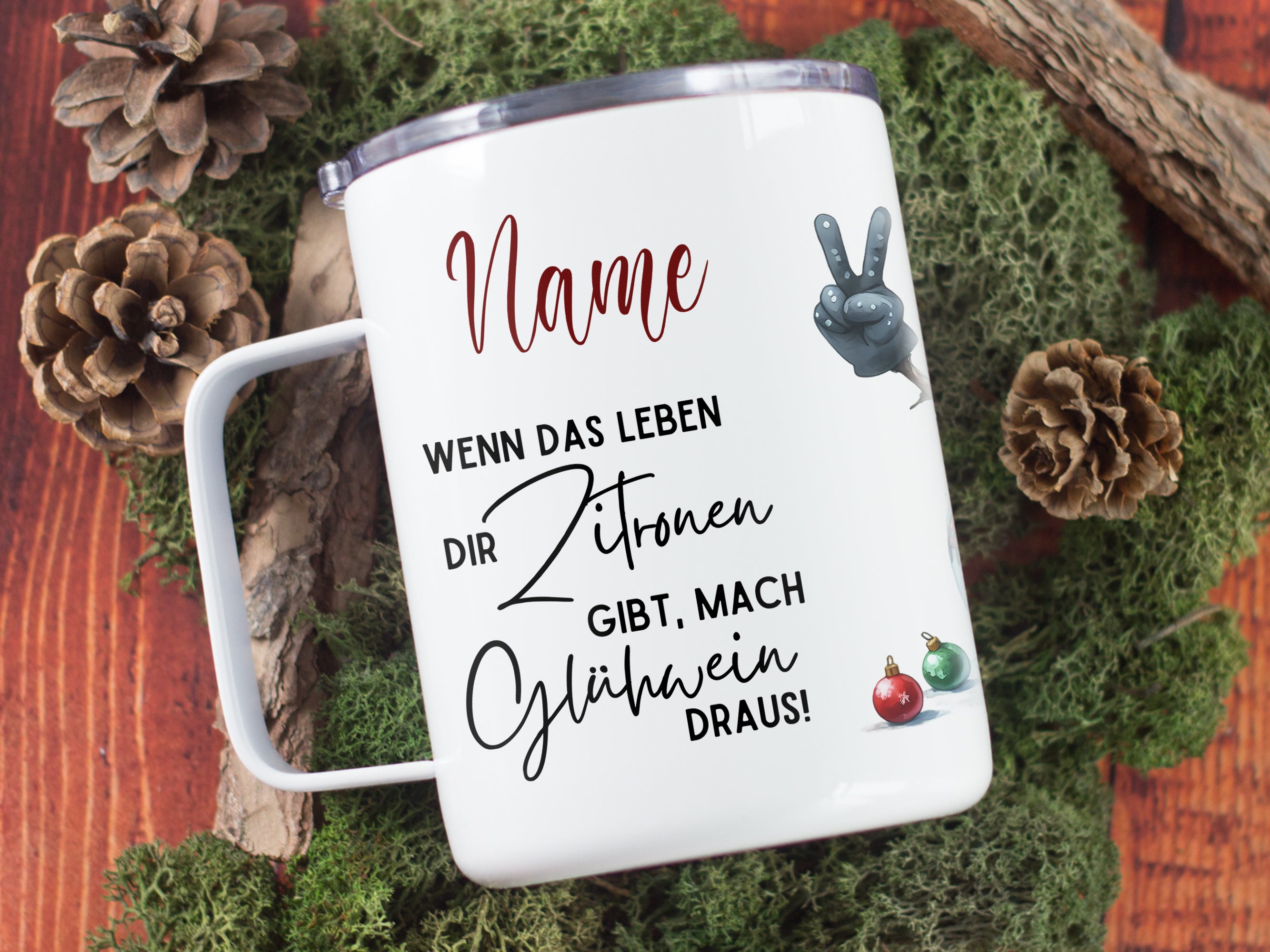 Weißer Becher mit lustigem Spruch und Symbolen.