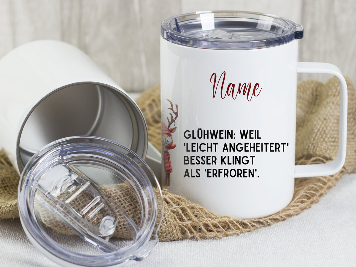 Weißer Becher mit Weihnachtsmotiv und humorvollem Spruch.