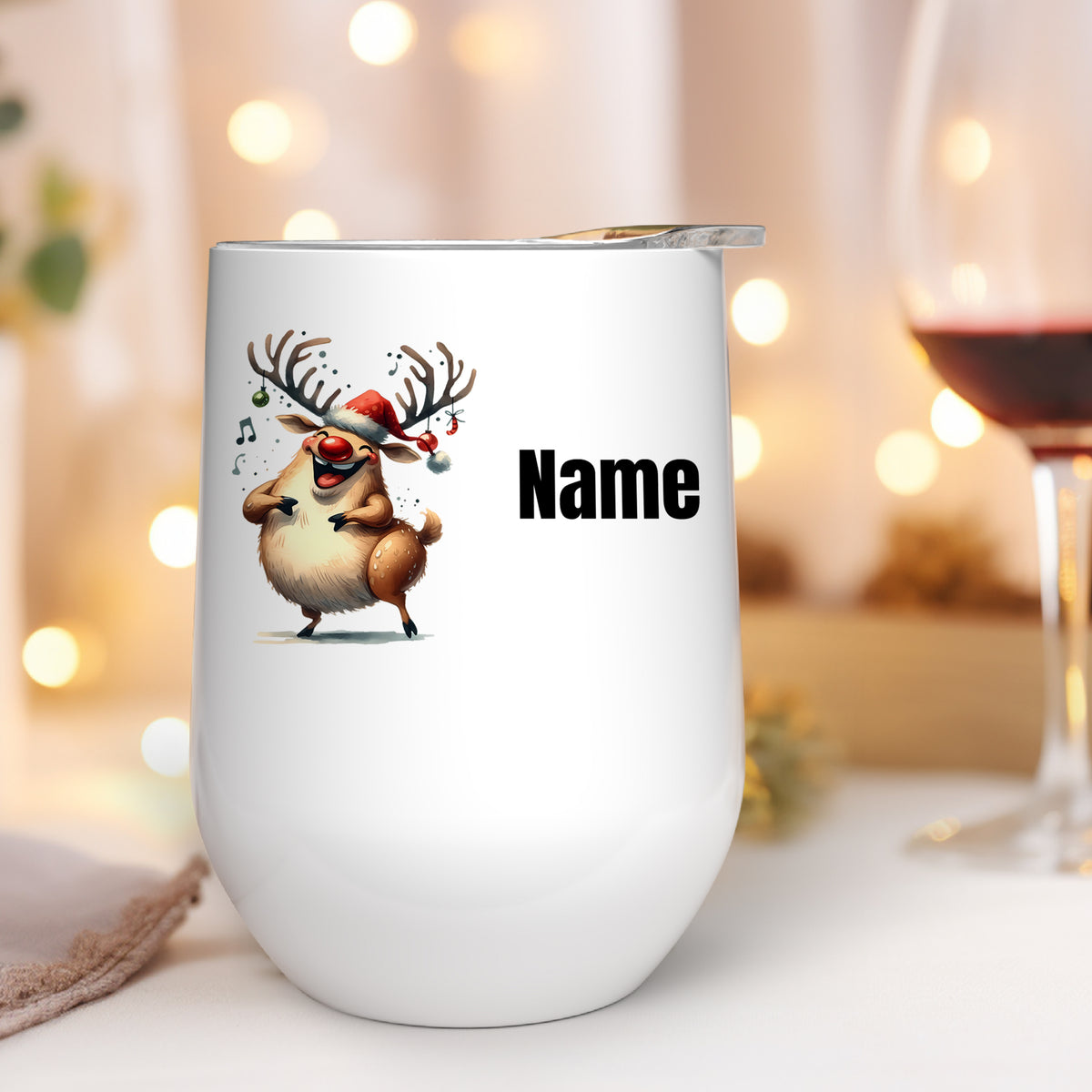 Weißer Becher mit Rentiermotiv und personalisierbarem Namen.