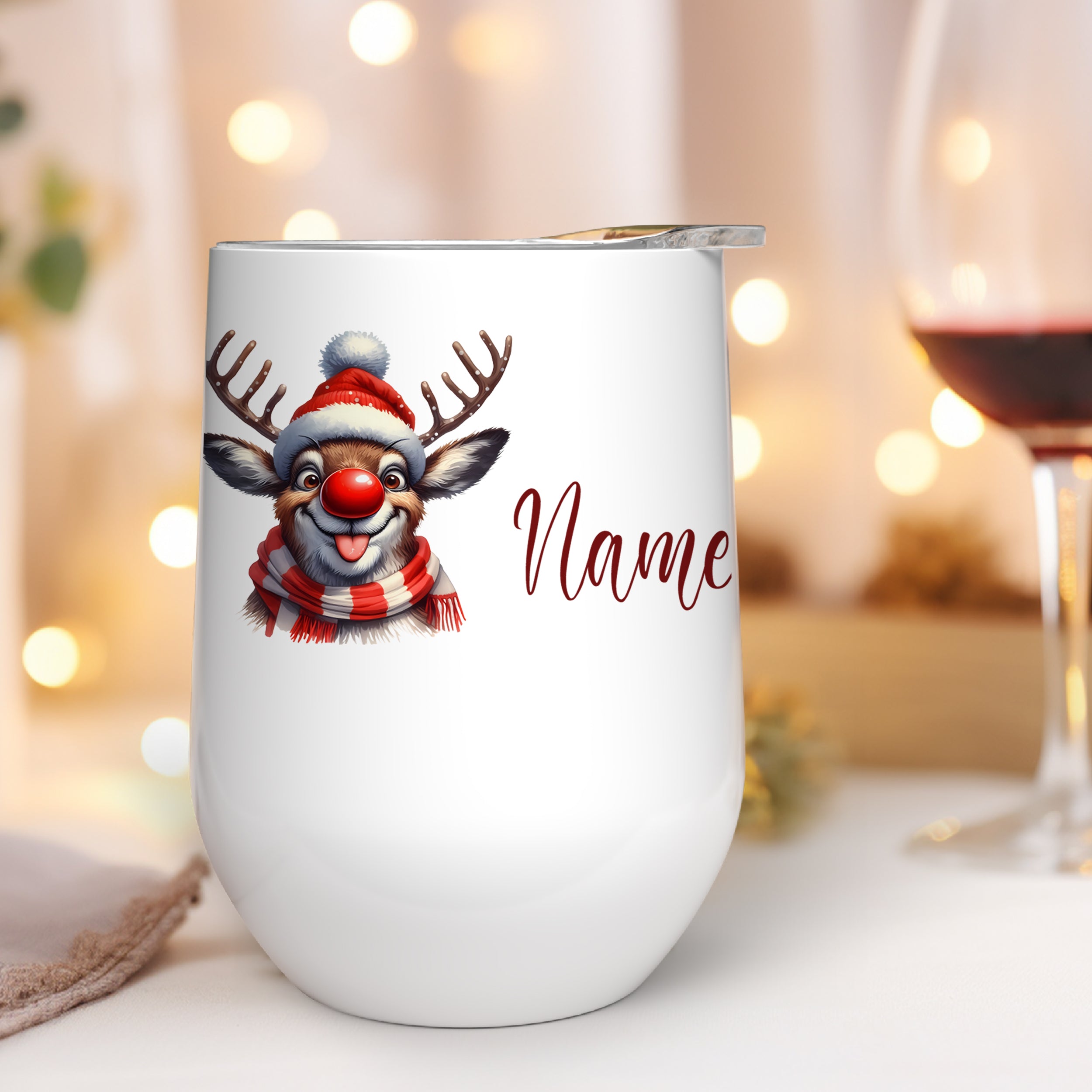 Weißer Becher mit Rentier-Motiv und personalisierbarem Namen.
