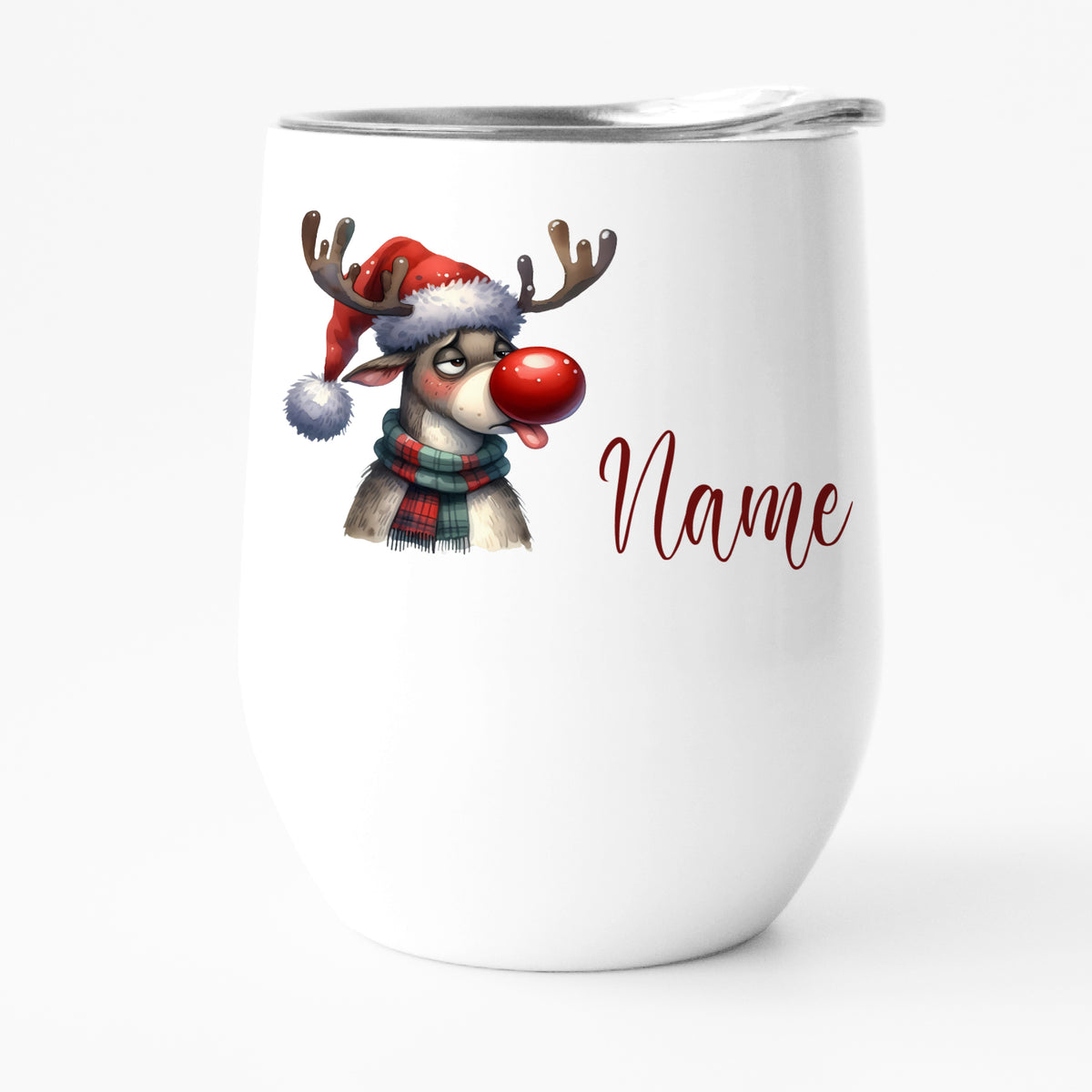Weißer Becher mit Rentier-Motiv, roter Nase und personalisierbarem Namen.