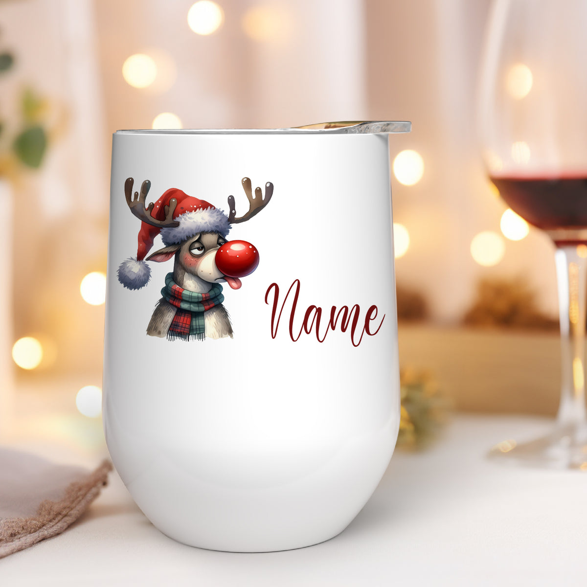 Weißer Becher mit Rentier-Motiv und personalisierbarem Namen.