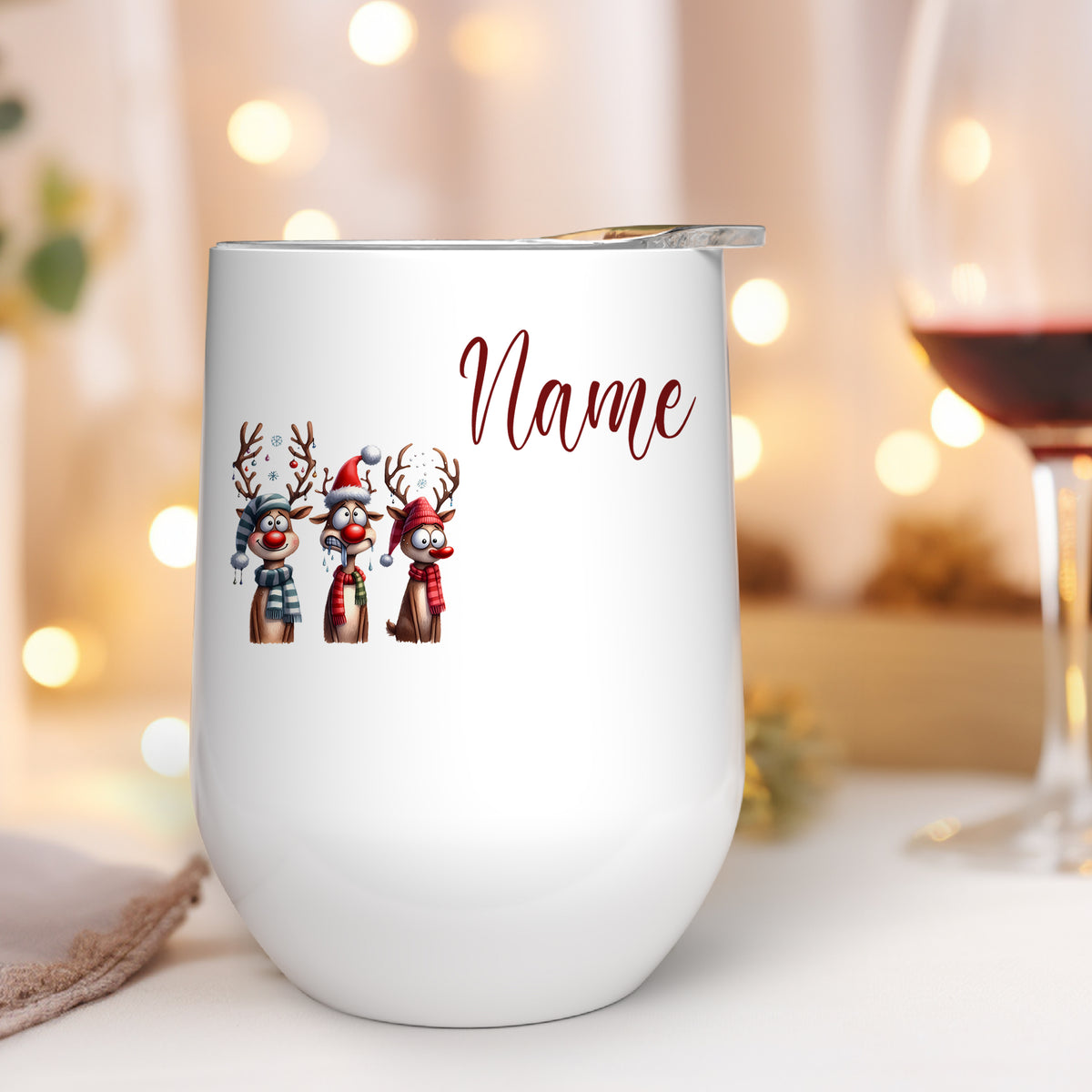 Weißer Becher mit Rentieren und personalisierbarem Namen.
