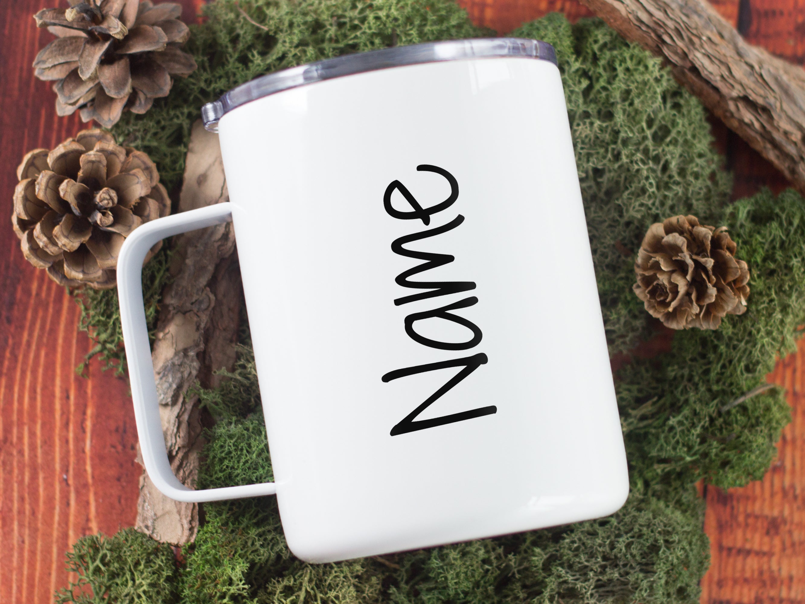 Weißer Becher mit schwarzer Schrift "Name" und Deckel.