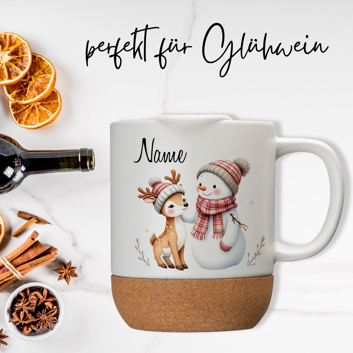 Kaffeetasse mit Schneemann und Reh, beige und brauner Korkboden.