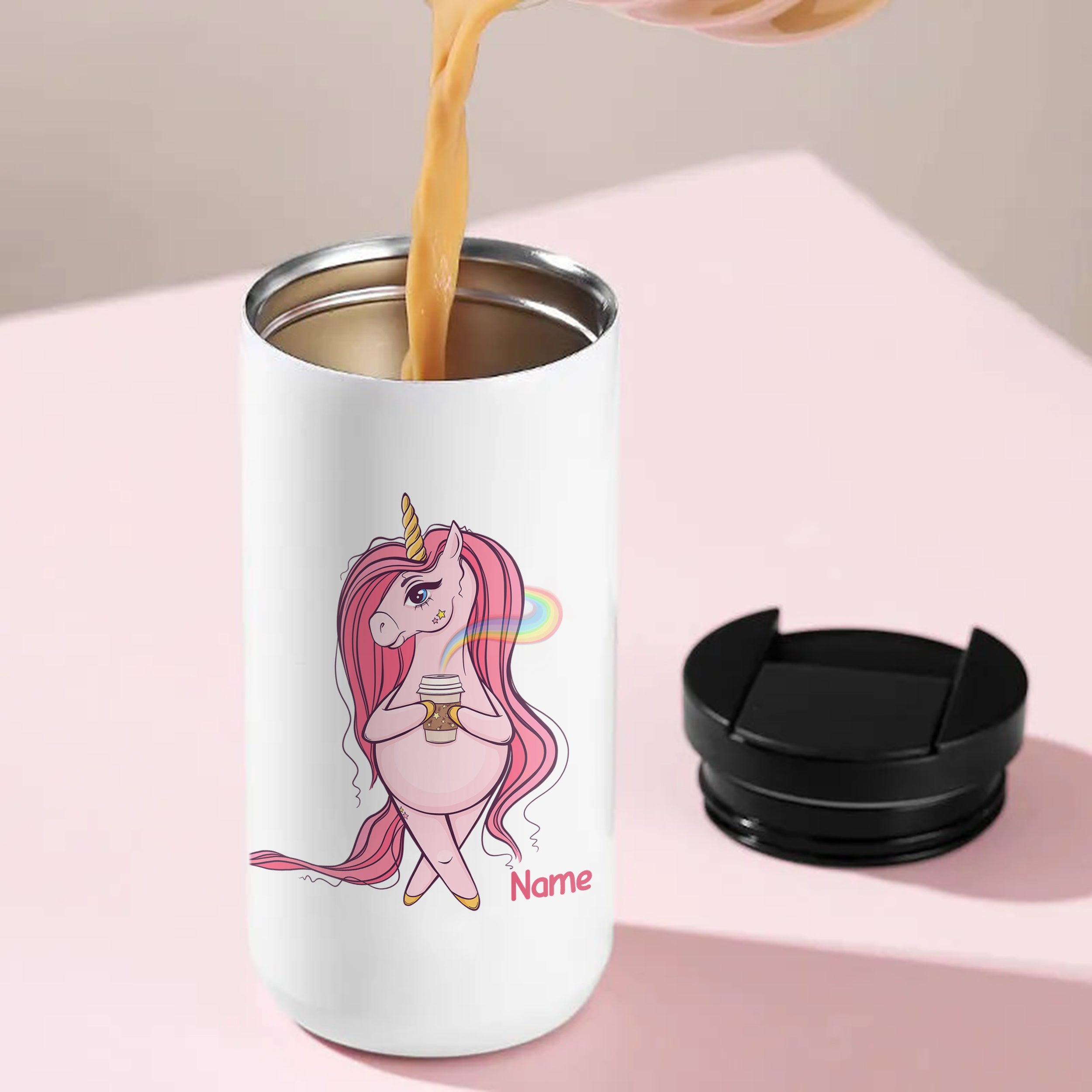 Weißer Becher mit pinkem Einhorn und personalisierbarem Namen.