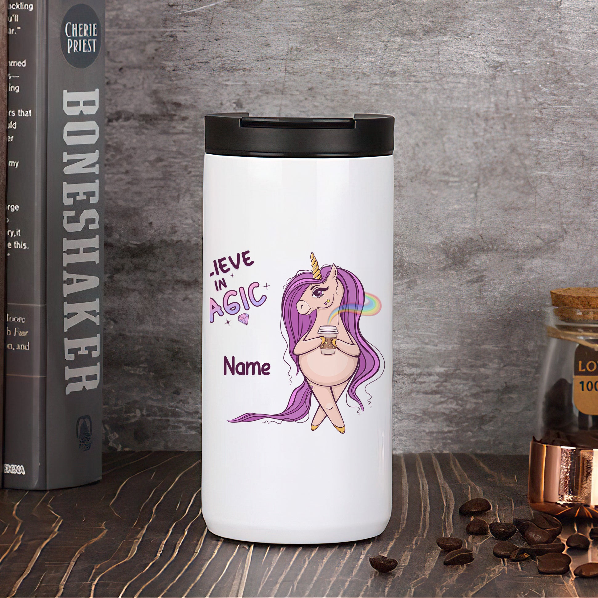 Weißer Thermobecher mit lila Einhorn und personalisierbarem Namen.