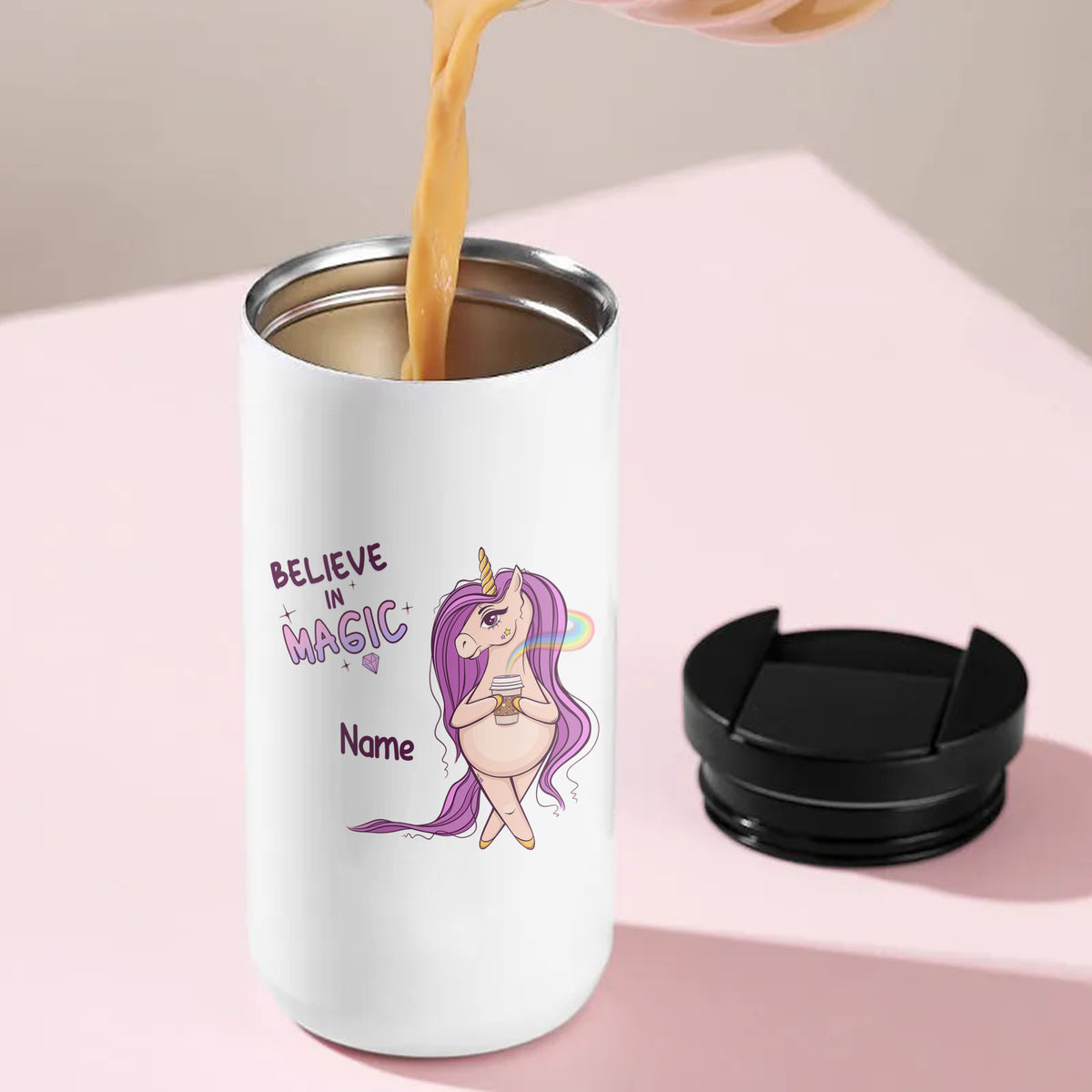 Weißer Becher mit Einhorn-Design und „Believe in Magic“-Text.
