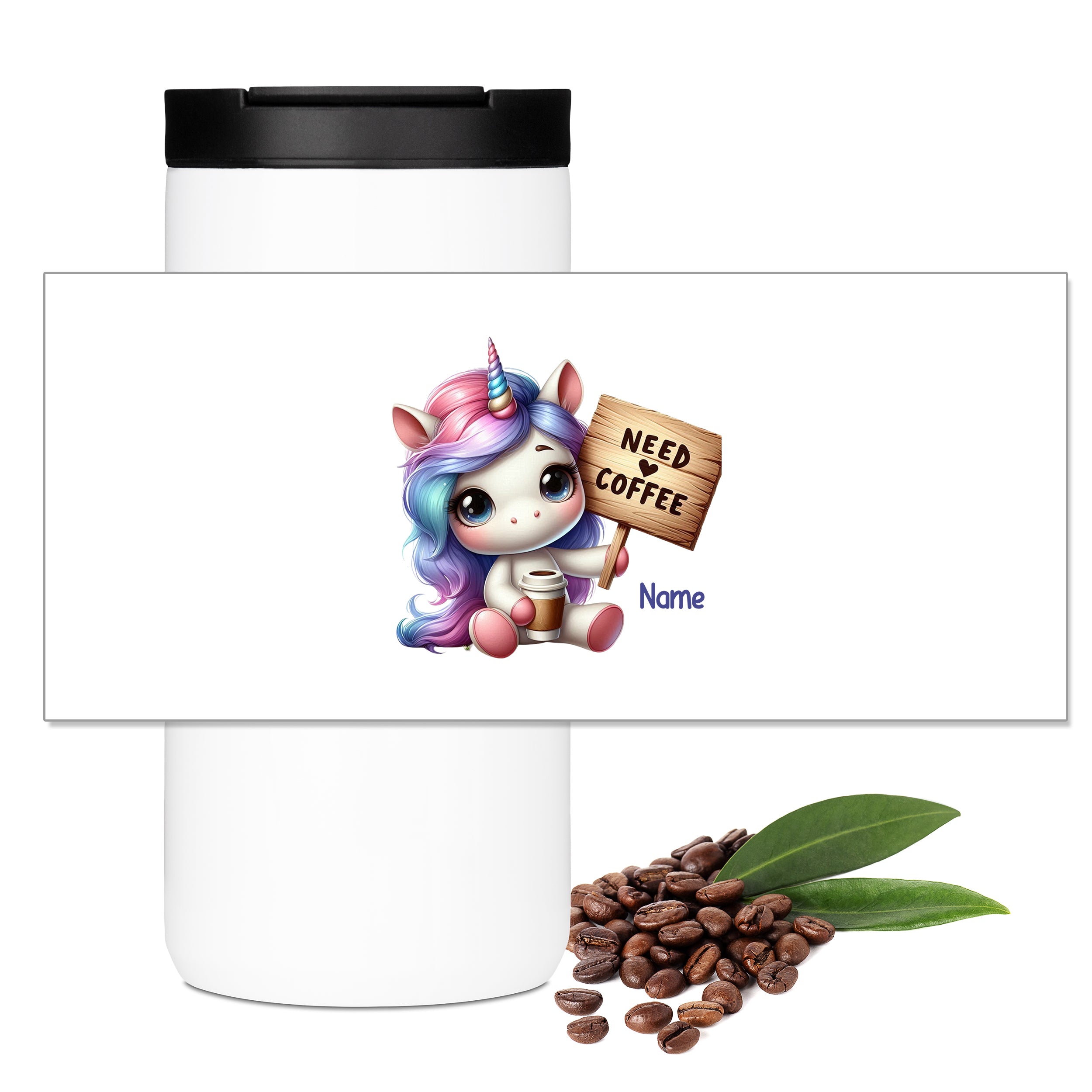 Weißer Kaffeebecher mit Einhorn und "Need Coffee"-Schild.