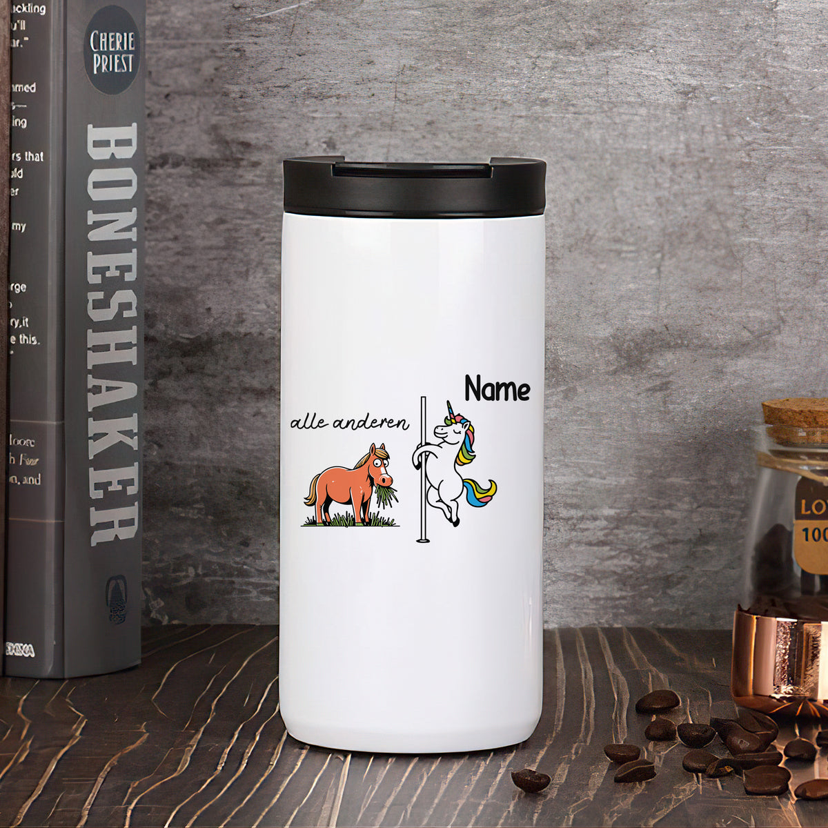 Weißer Becher mit Einhorn und personalisierbarem Namen.