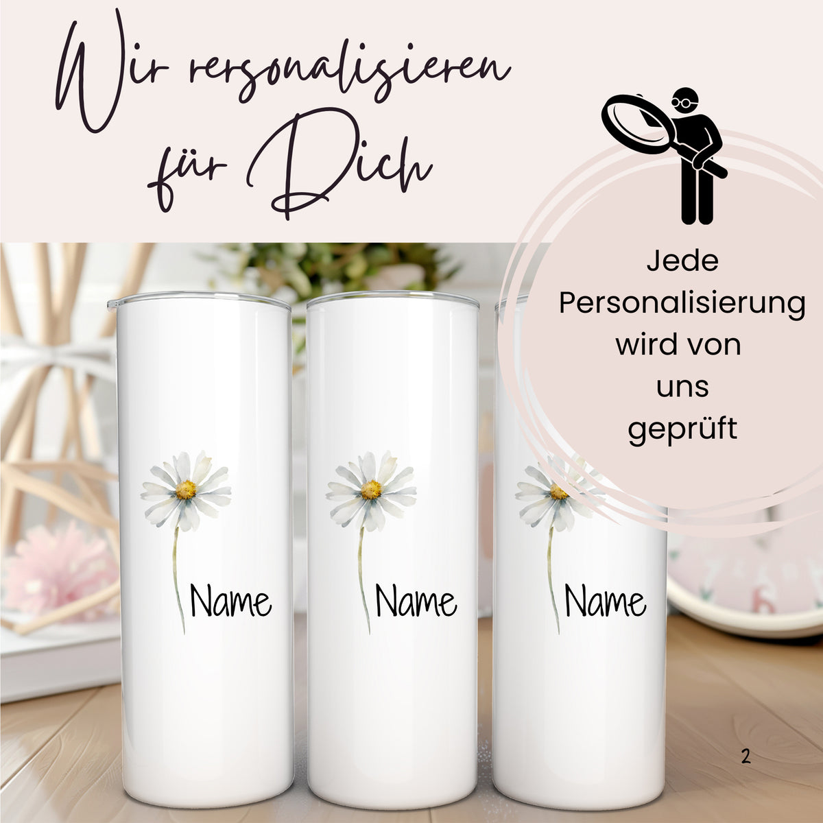 Personalisierbare weiße Becher mit Gänseblümchen-Motiv.