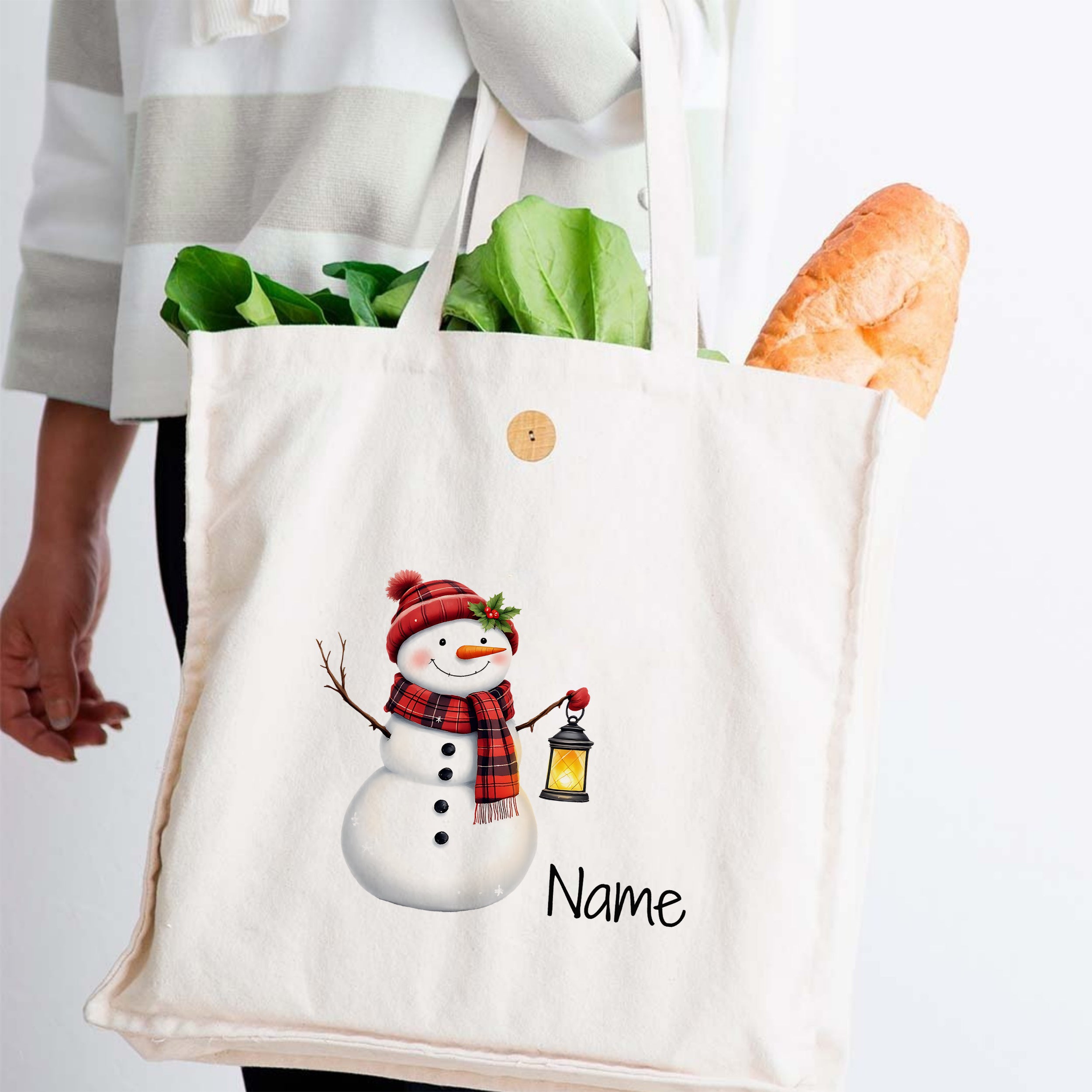 Beige Stofftasche mit Schneemann-Motiv und Gemüse.