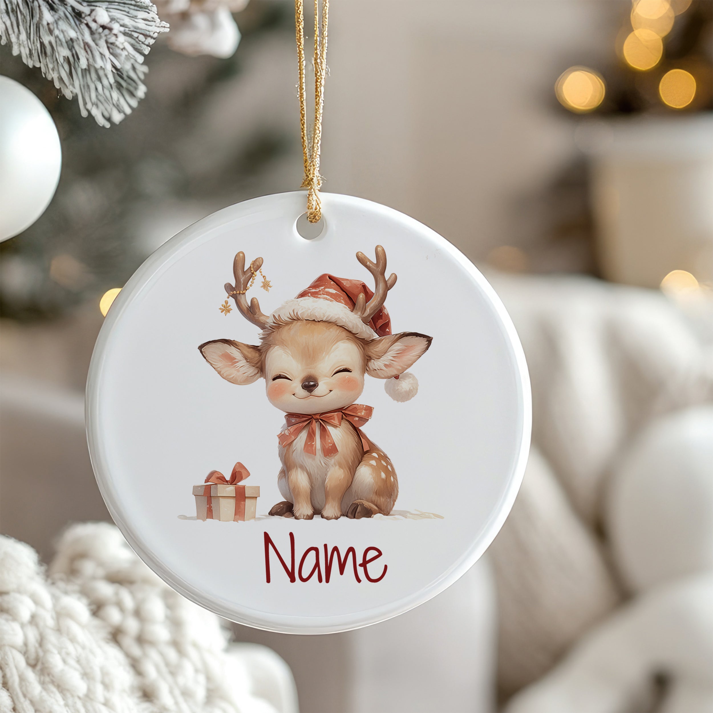 Kreisförmiger Weihnachtsanhänger mit niedlichem Reh und Geschenk.