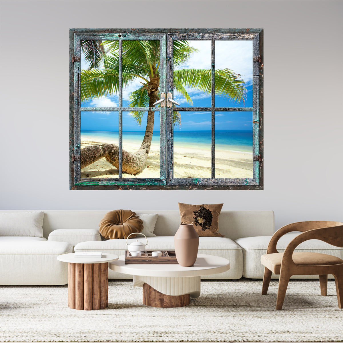 Fenster mit Palmenblick auf Strand und Meer.