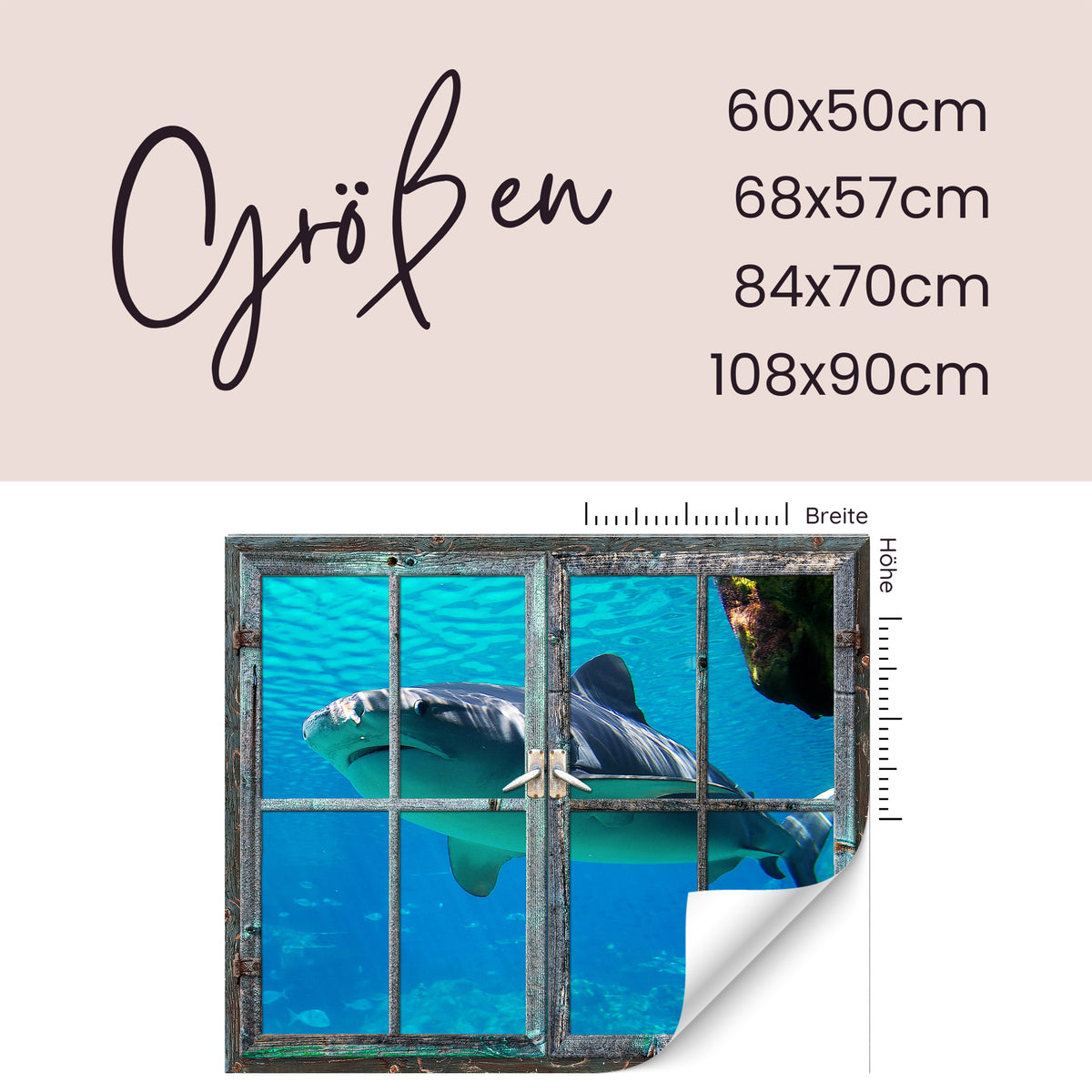 Fenster mit Haifischmotiv, blaues Wasser, rustikaler Rahmen.
