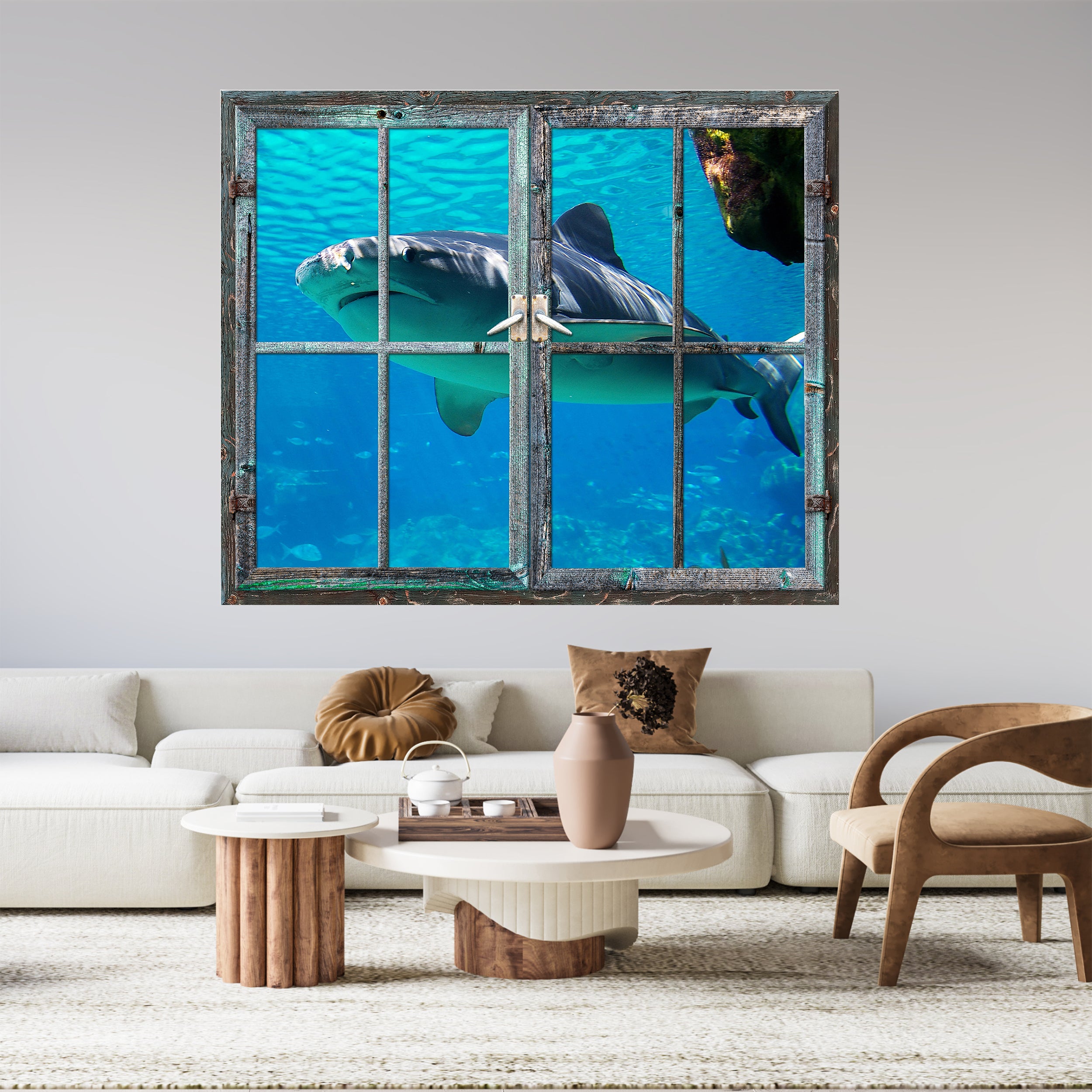 Haifisch schwimmt durch ein Fenster in blauer Unterwasserwelt.