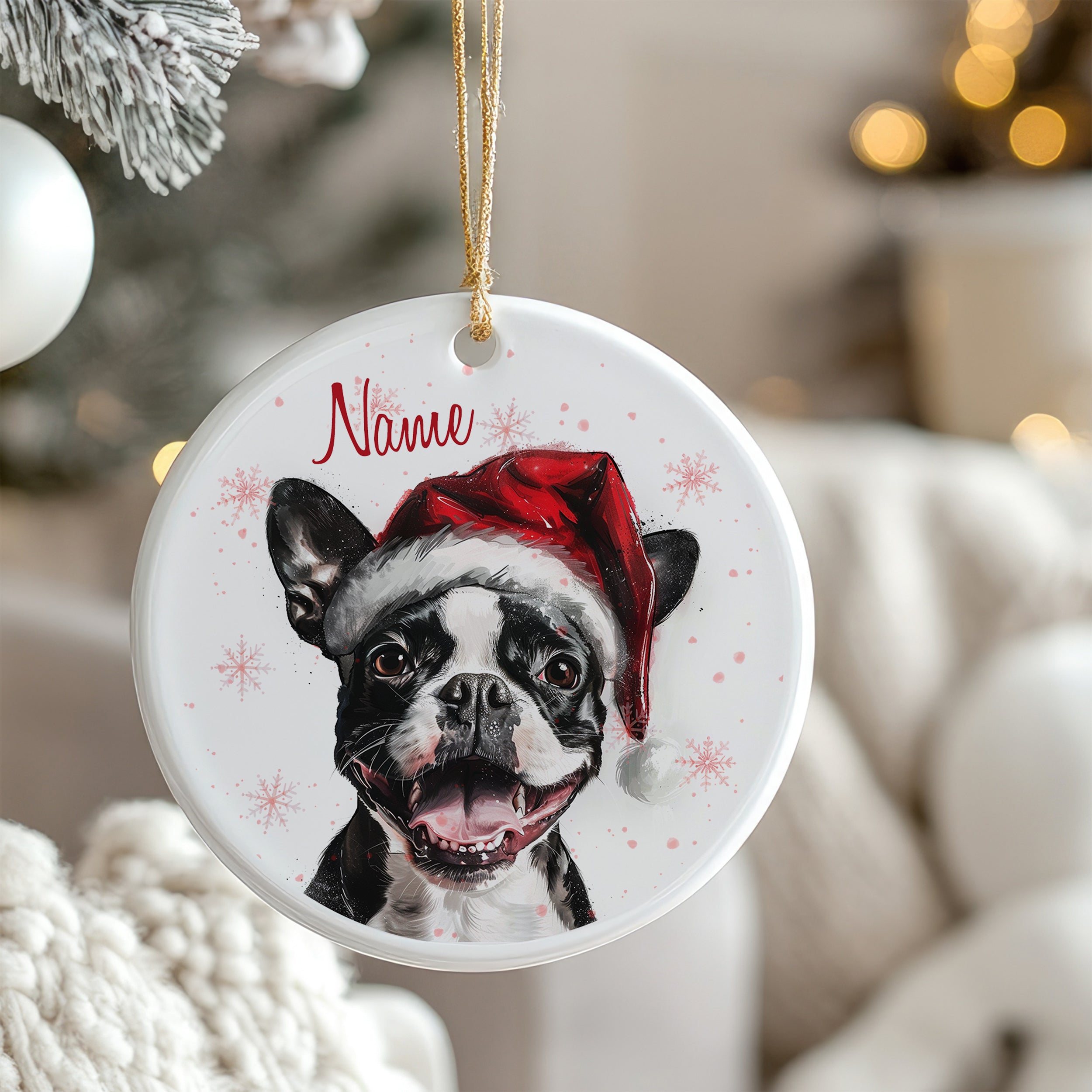 Runder Weihnachtsanhänger mit Bulldogge und rotem Hut.