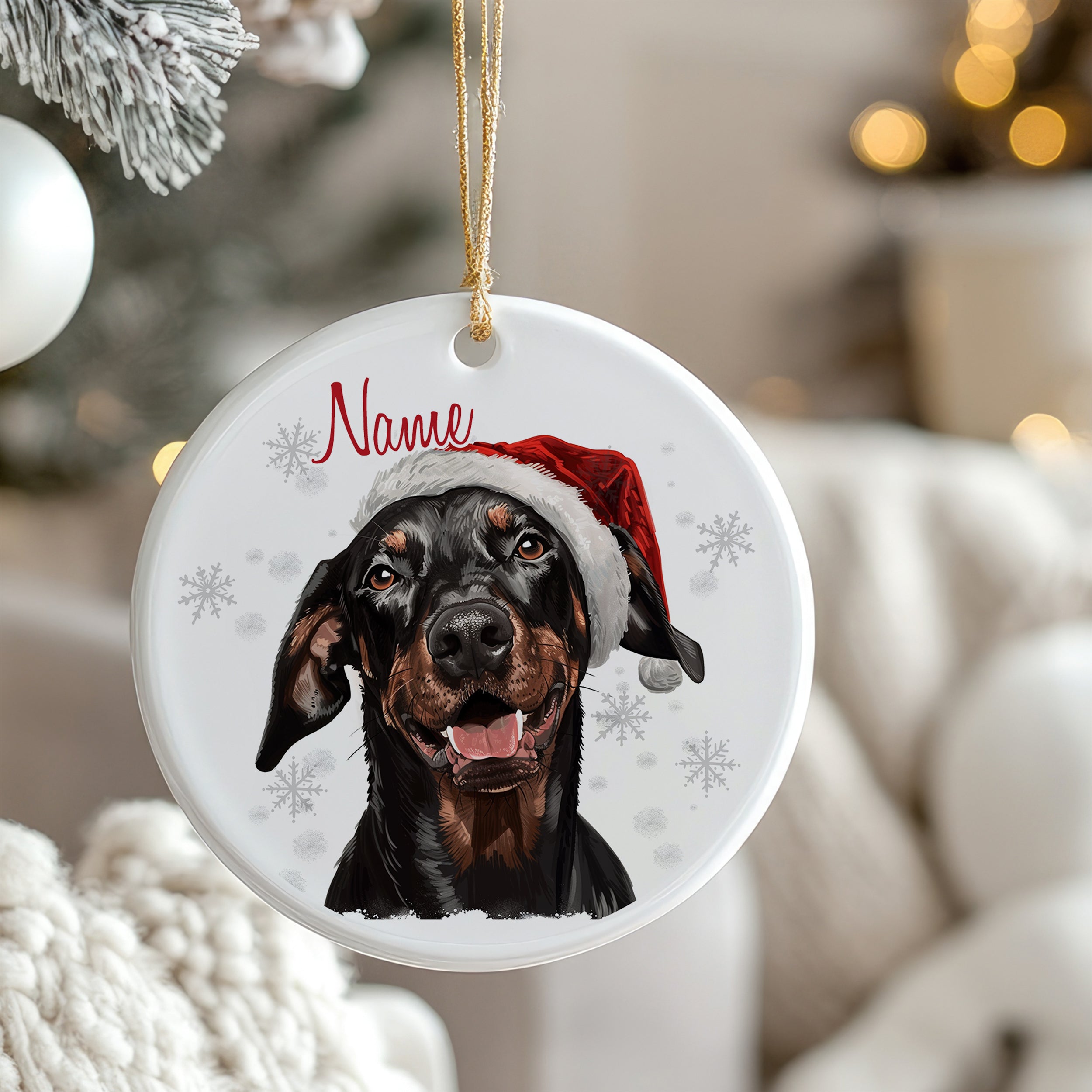 Hundekugel mit Weihnachtsmütze, schwarz-braun, personalisierbar.